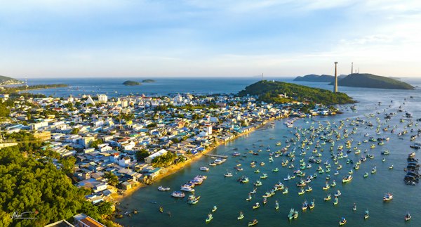 A large body of water filled with lots of boats — Phu Quoc, Vietnam