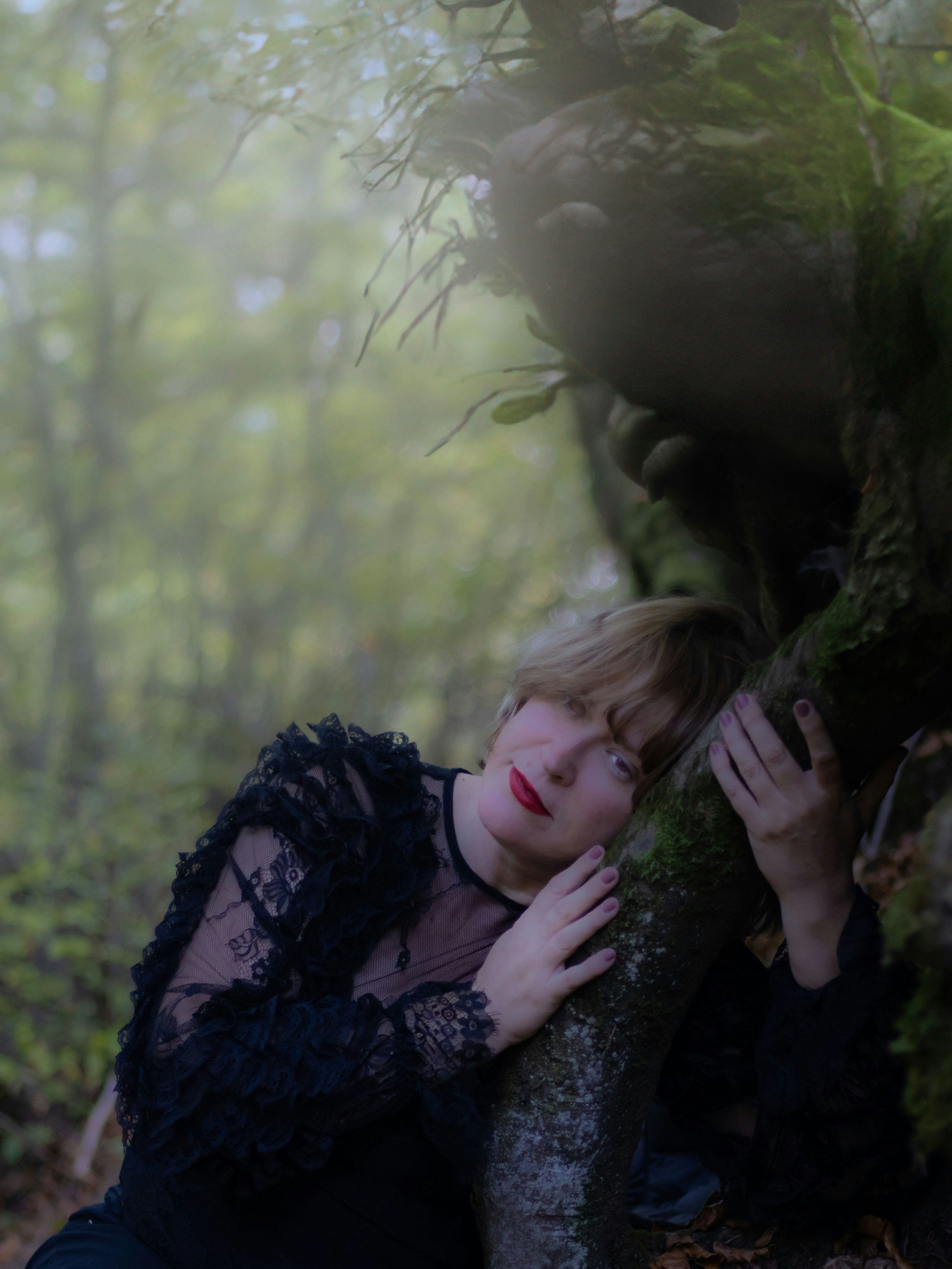 um, mulher, inclinar-se, contra, um, árvore, em, um, floresta