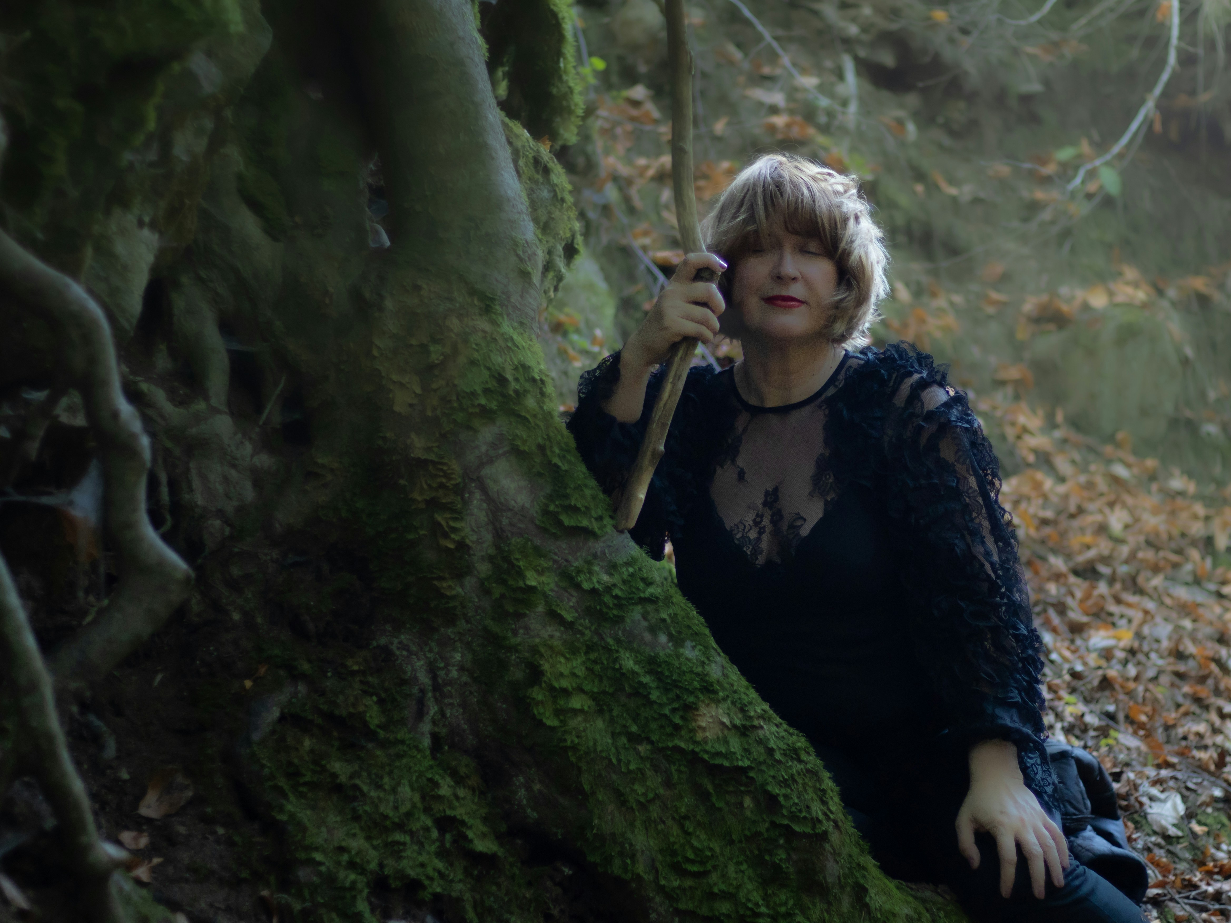 um, mulher, sentando, em, a, florestas, falando, ligado, um, telefone celular