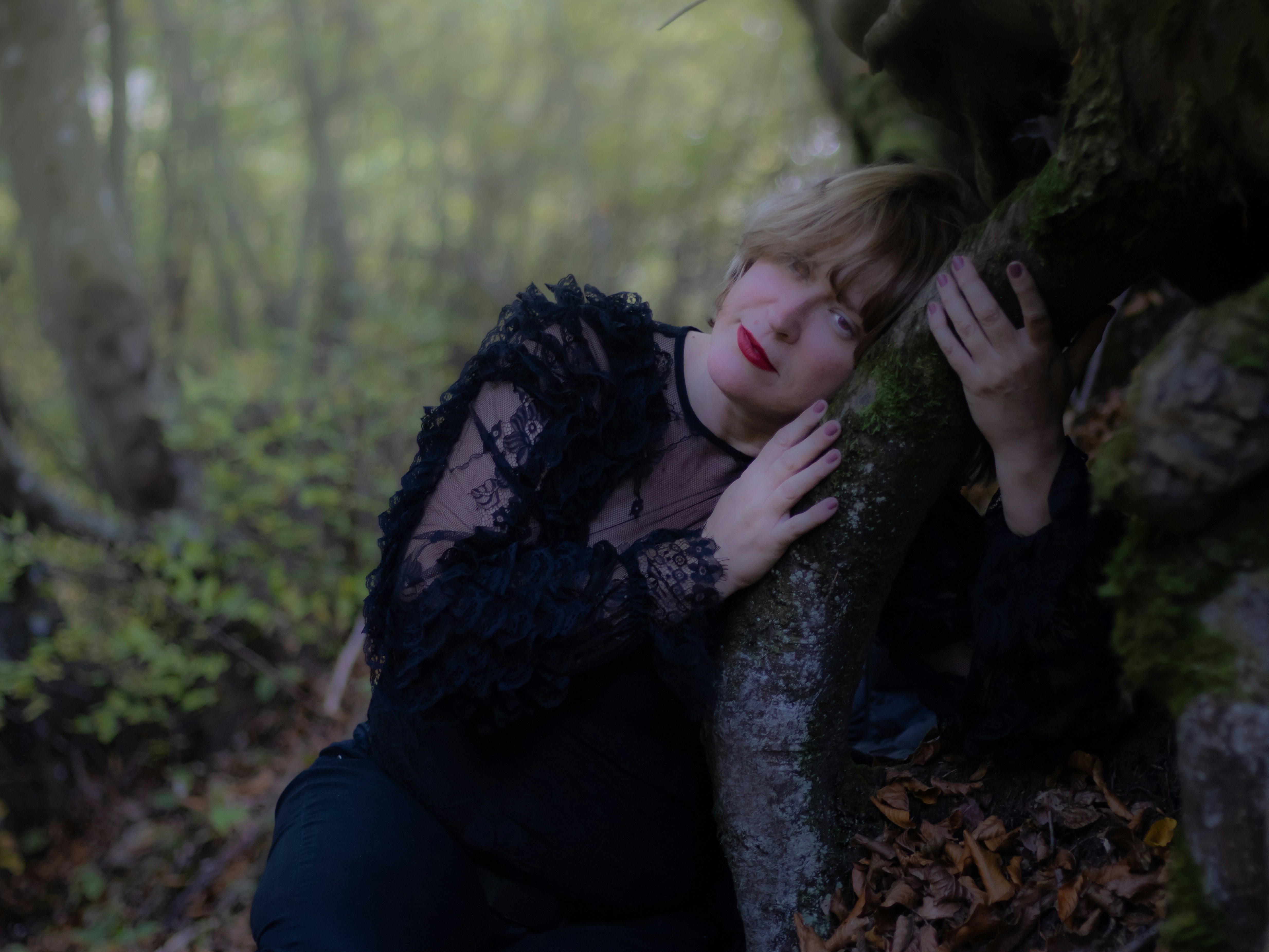 um, mulher, inclinar-se, contra, um, árvore, em, um, floresta