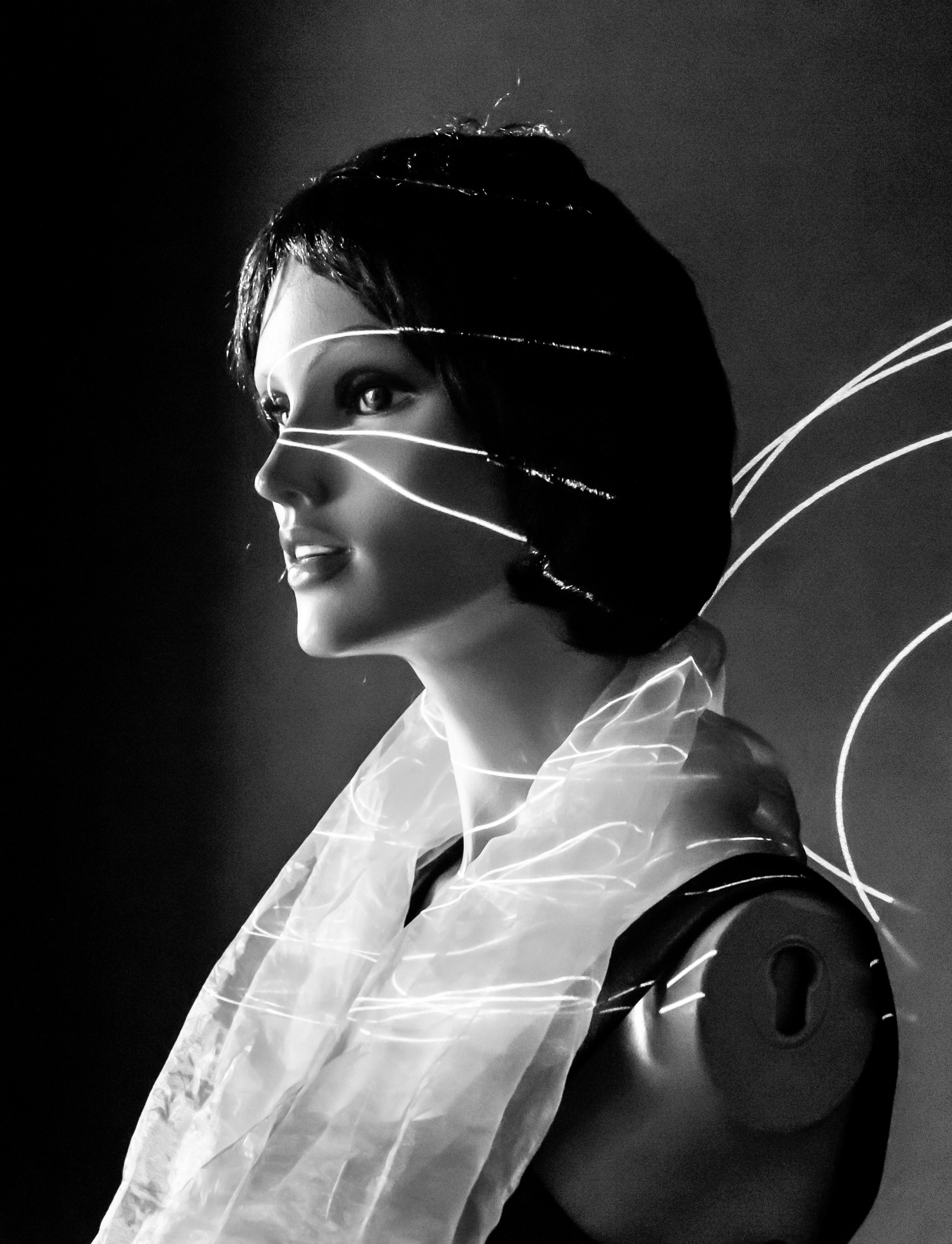 Eine Frau in einem weißen Kleid mit schwarz-weißem Hintergrund