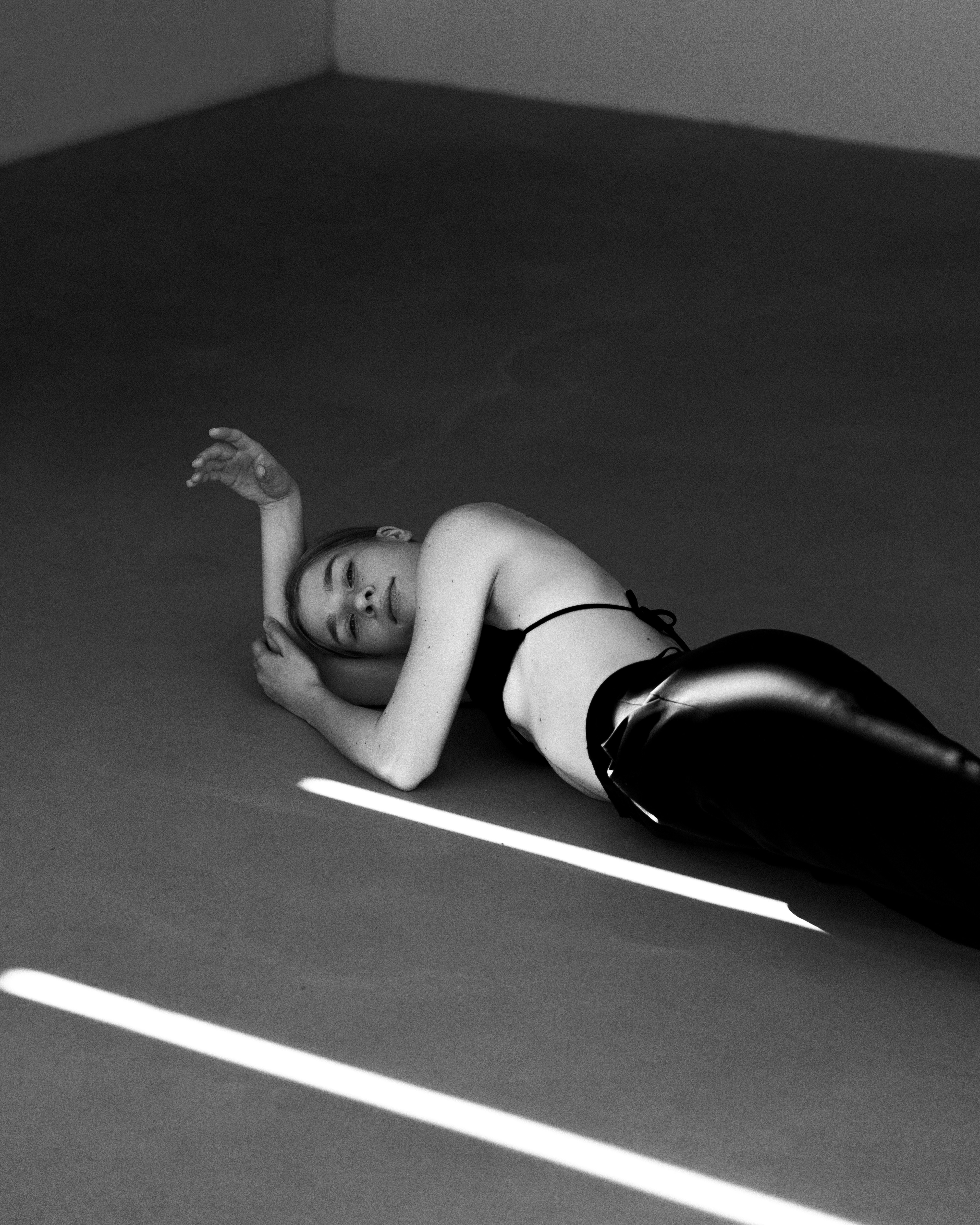 Une femme allongée sur le sol sur une photo en noir et blanc