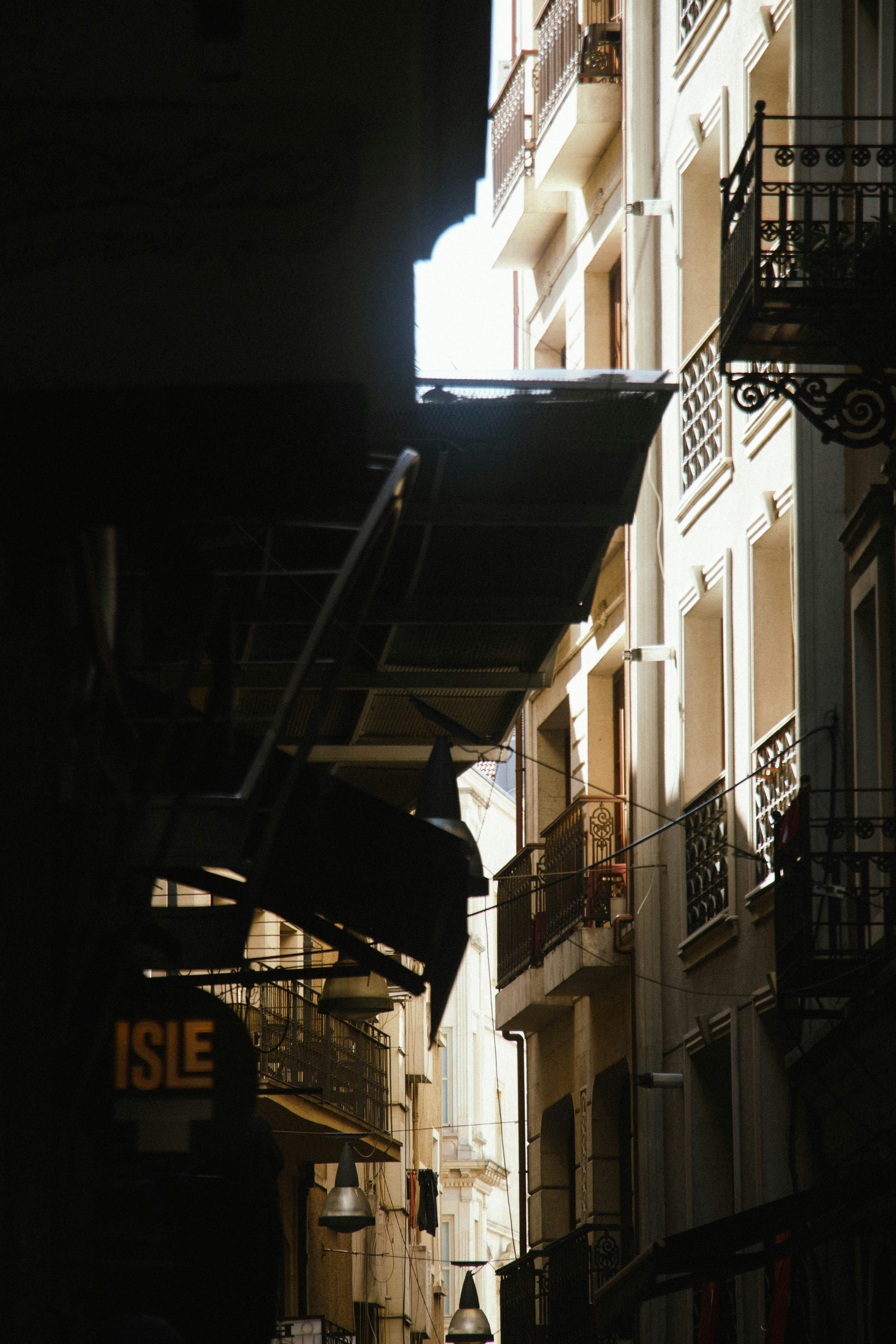 Un vicolo buio con un edificio sullo sfondo