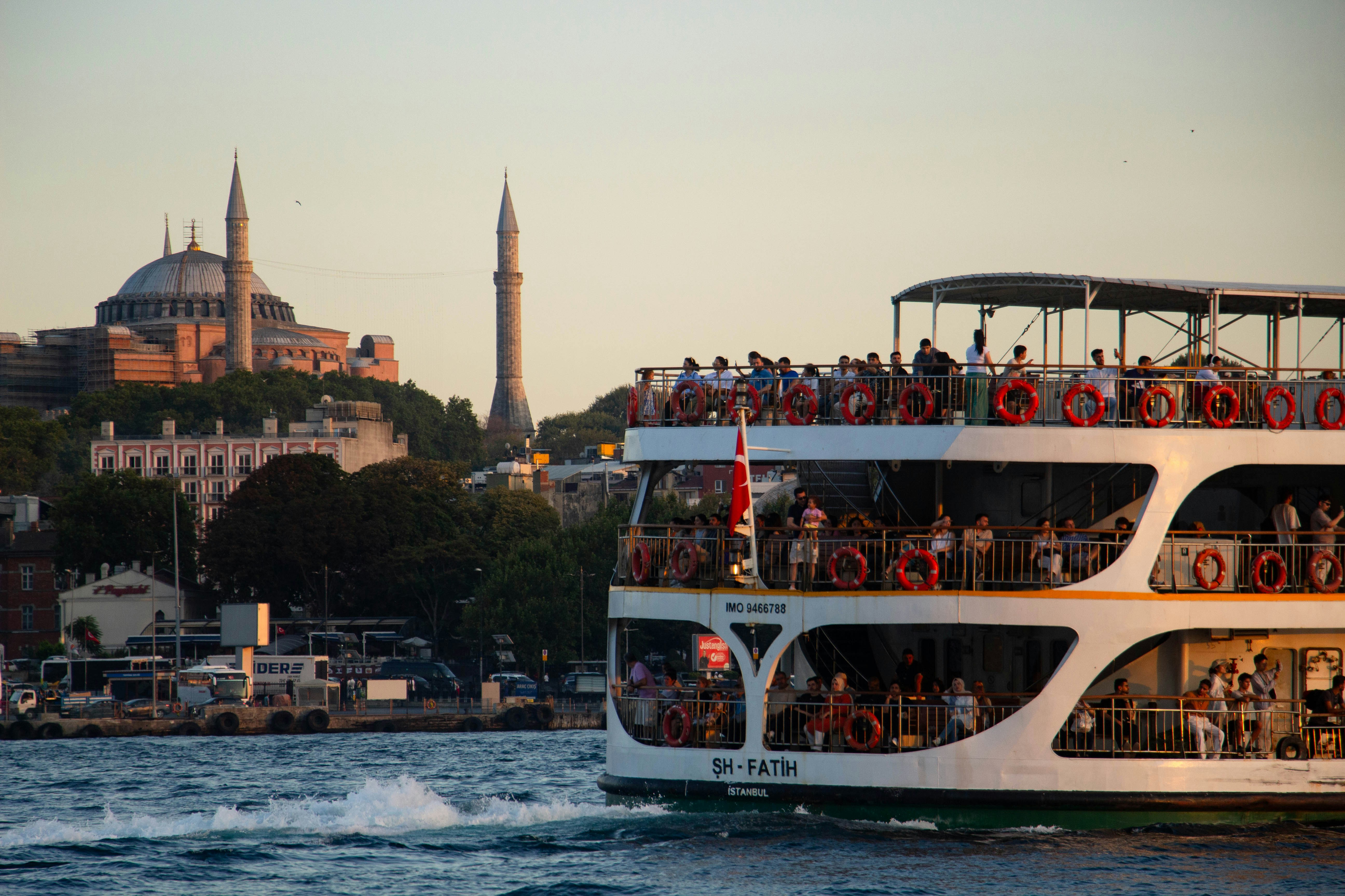 Una grande barca piena di persone in cima a uno specchio d'acqua