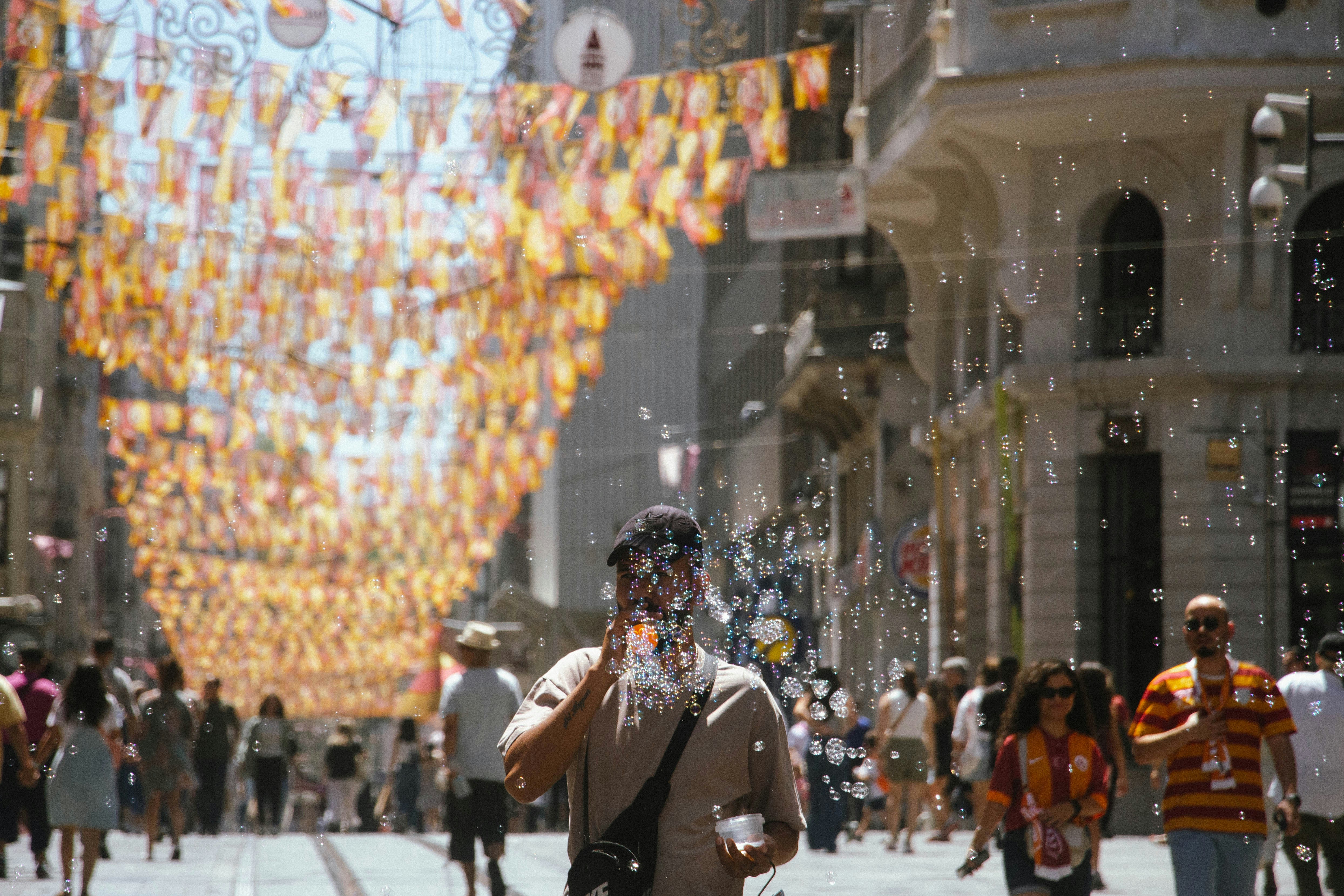 Un gruppo di persone che cammina lungo una strada accanto a edifici alti