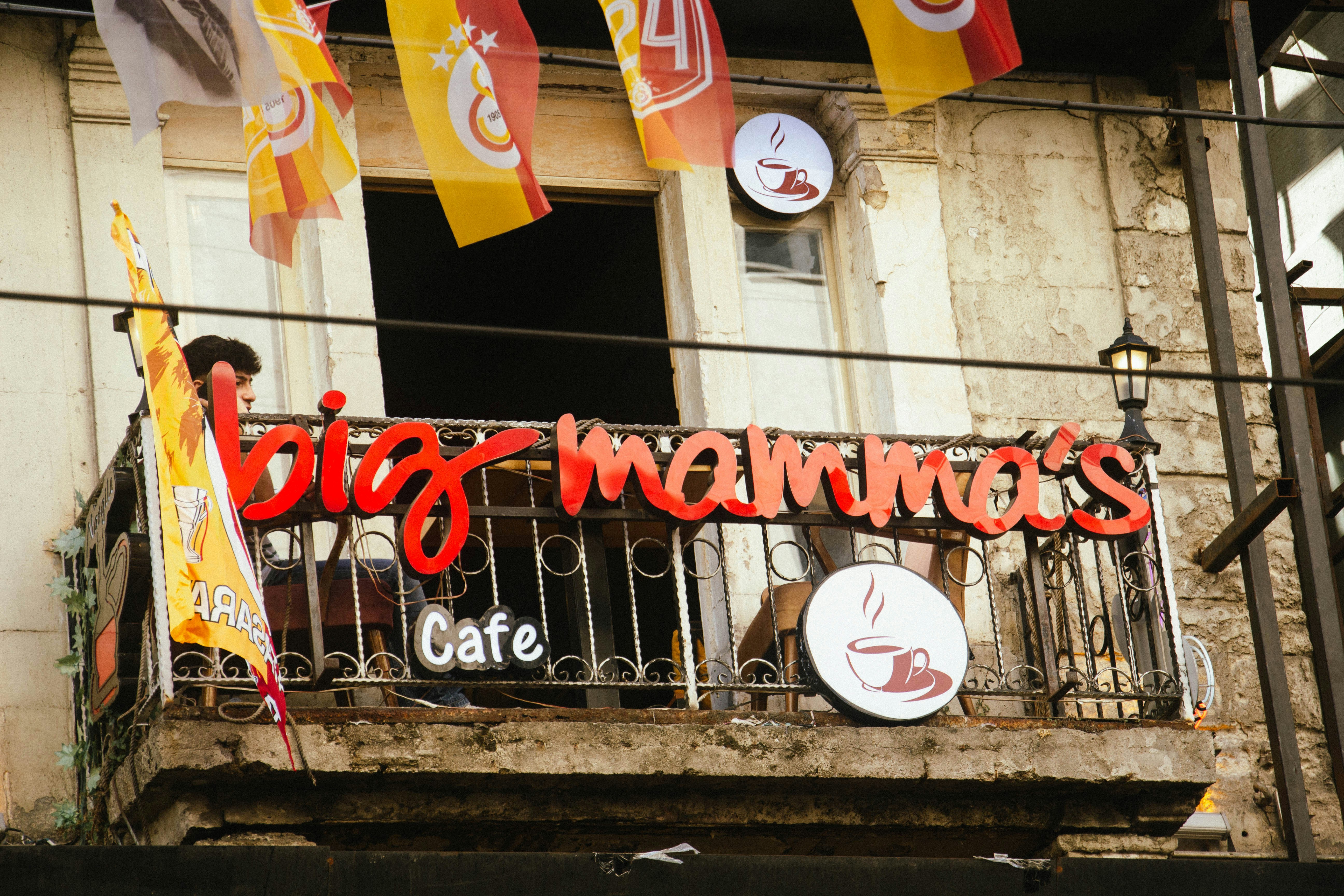 Un balcone con un'insegna che dice big mommas café