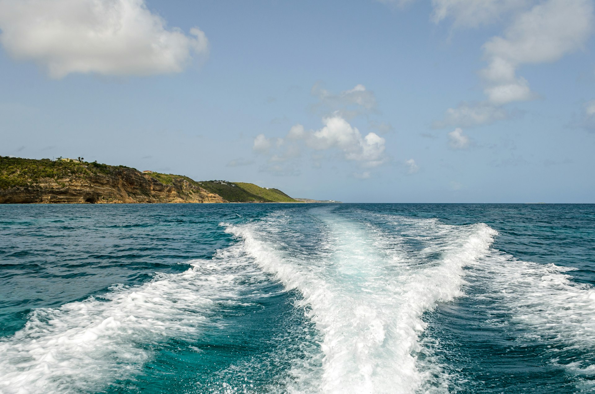 Le sillage d un bateau naviguant rapidement sur les eaux ouvertes vers la destination