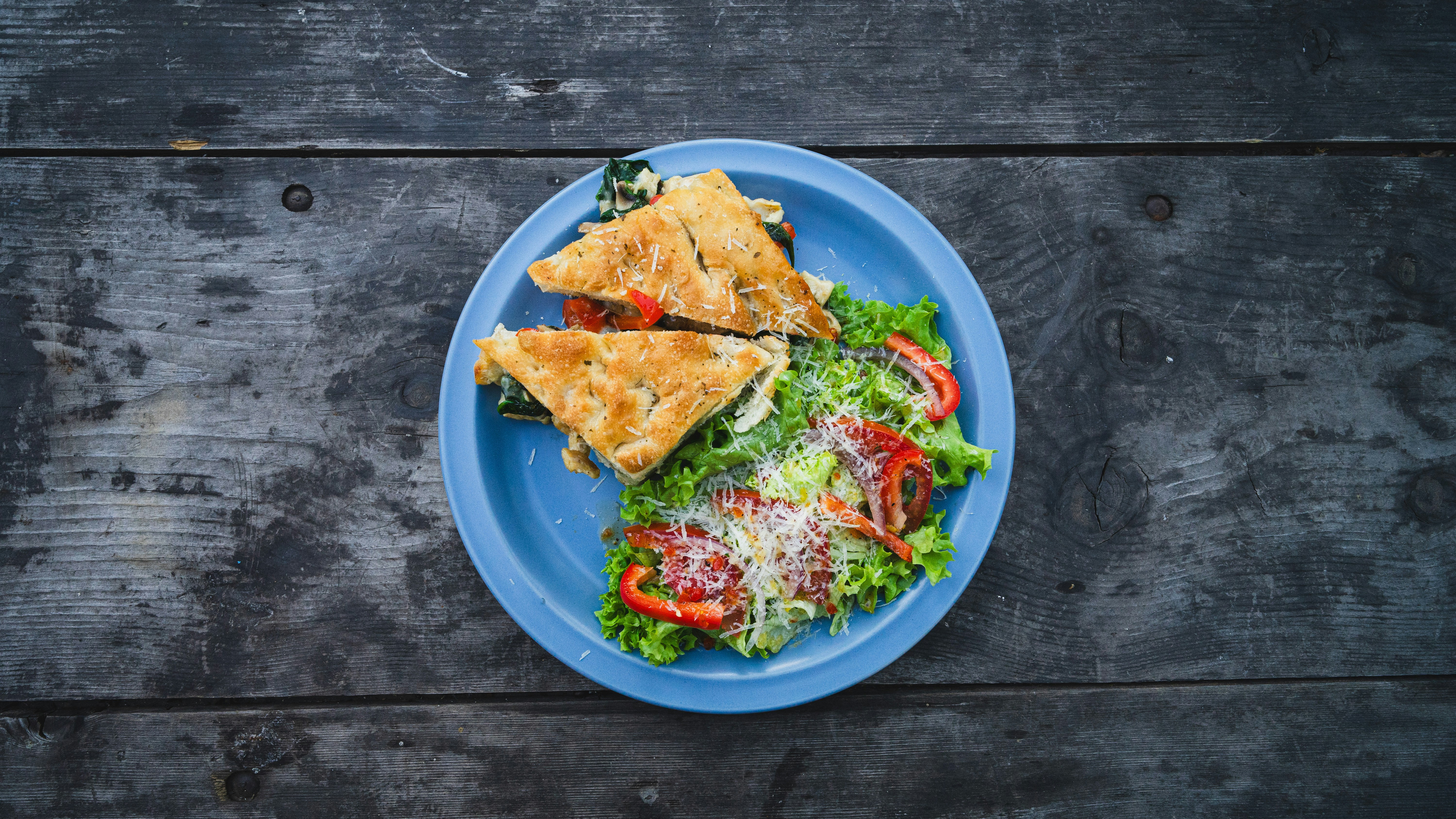 Ein Teller mit Essen auf einem Holztisch