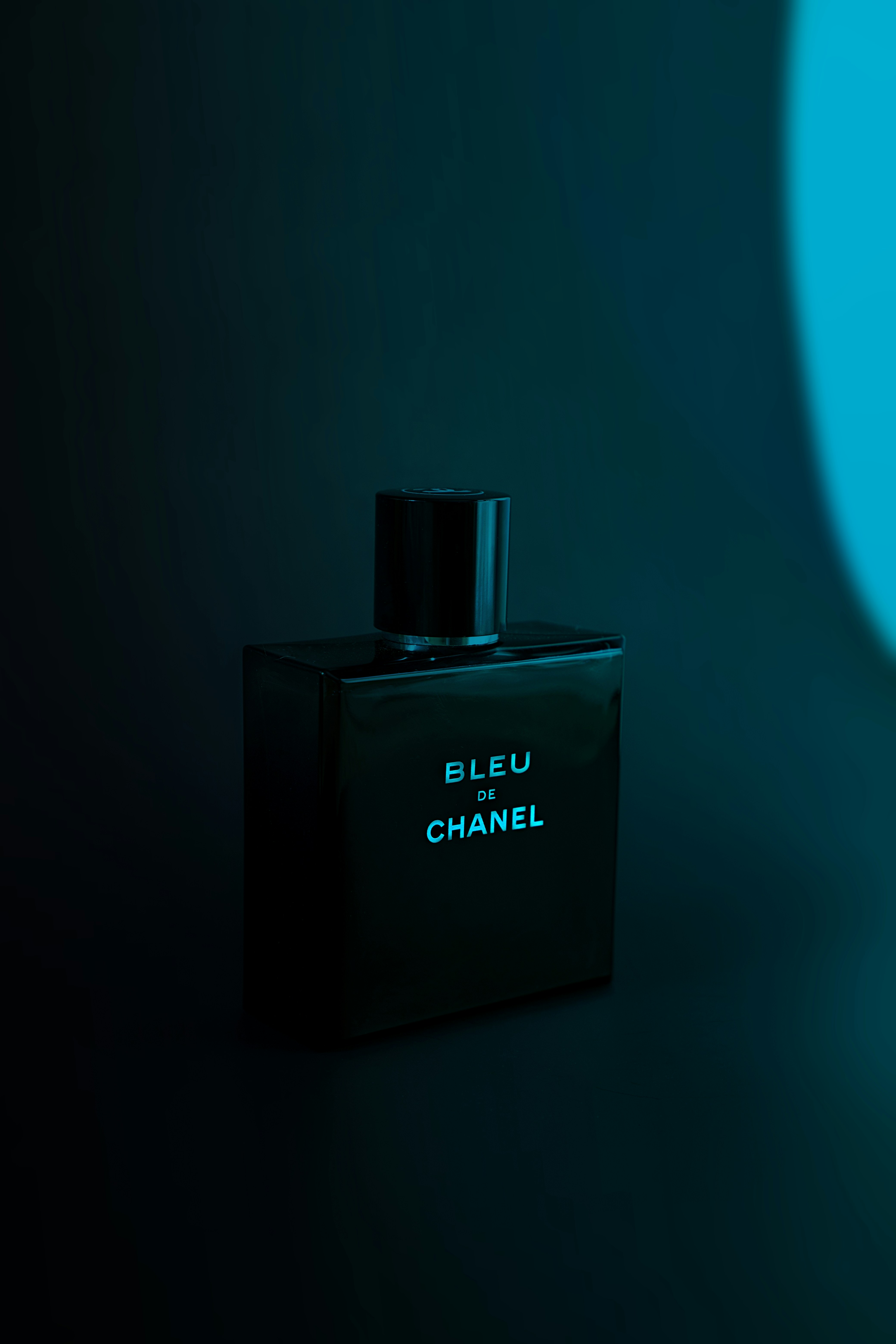 Pessoa segurando um produto com a marca da empresa