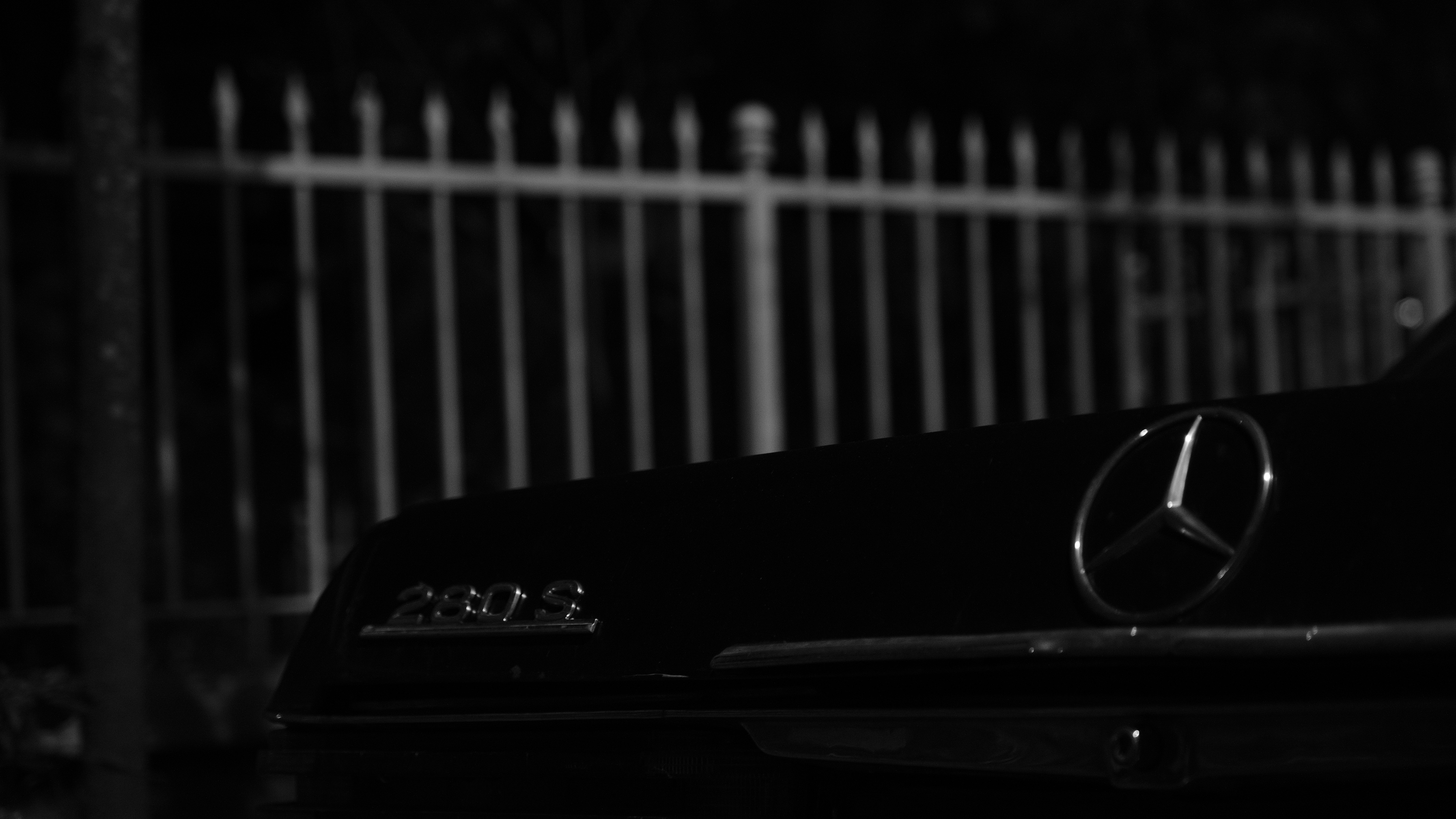 Gündelik iş stresini azaltmaya çalışan, huzurlu bir ortamda mola vermiş veya meditasyon yapan üniformalı bir polis memuru.