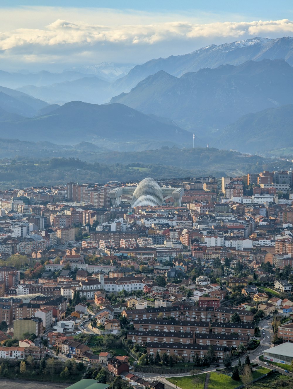 Vista de Oviedo con las montañas al fondo