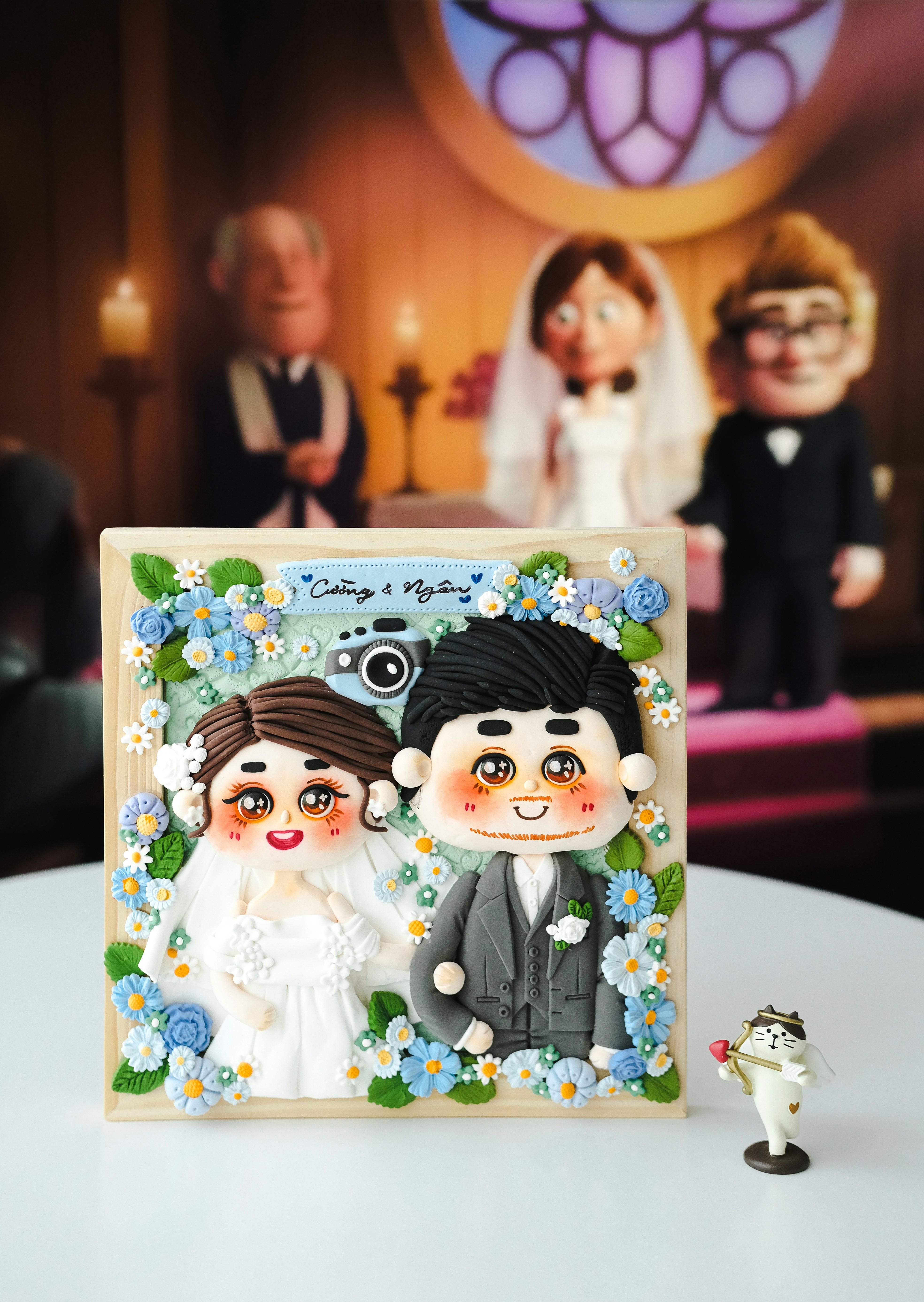 テーブルに乗った新郎新婦の写真