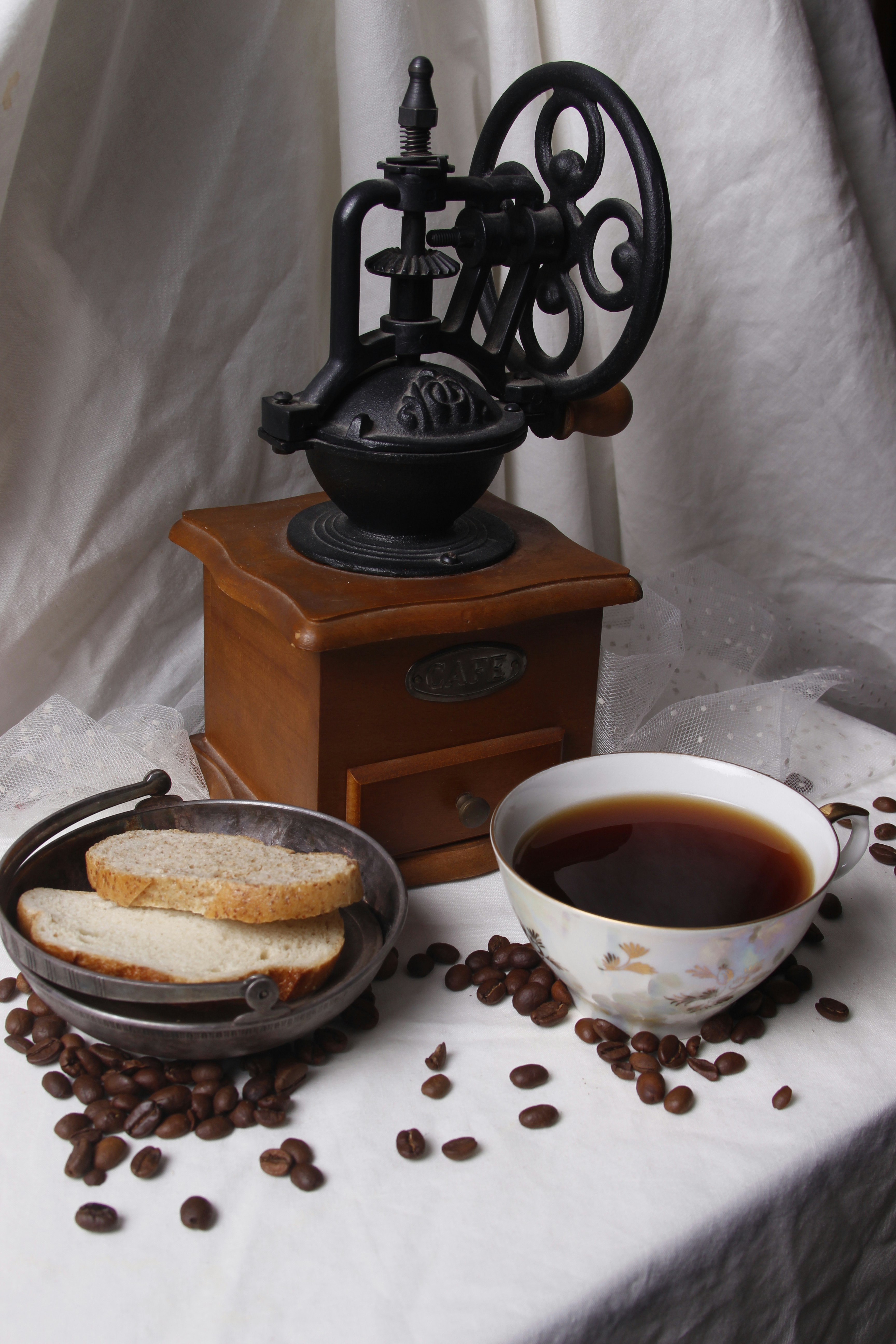 Uma mesa coberta com um prato de comida e uma xícara de café
