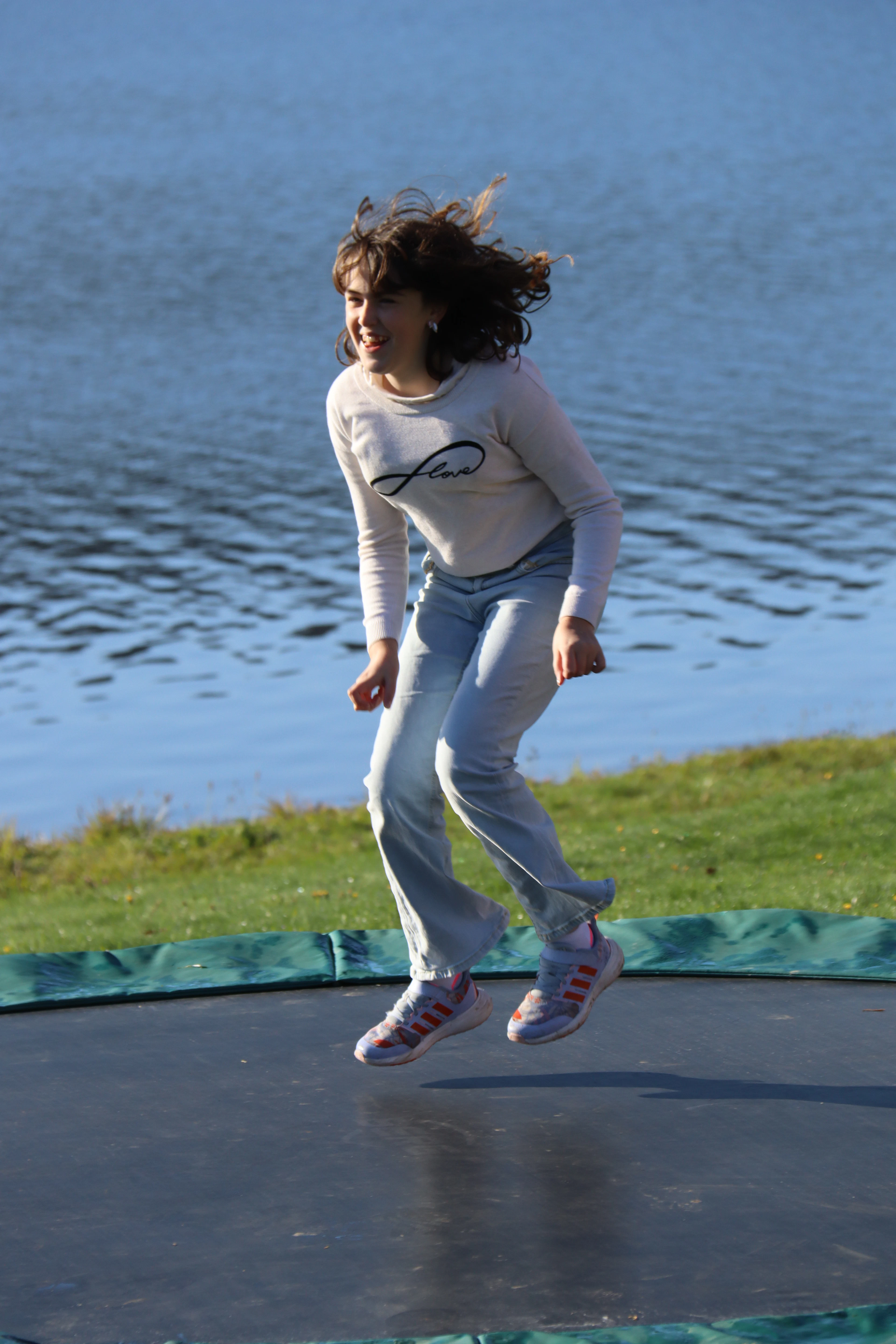 Niña saltando en el trampolín