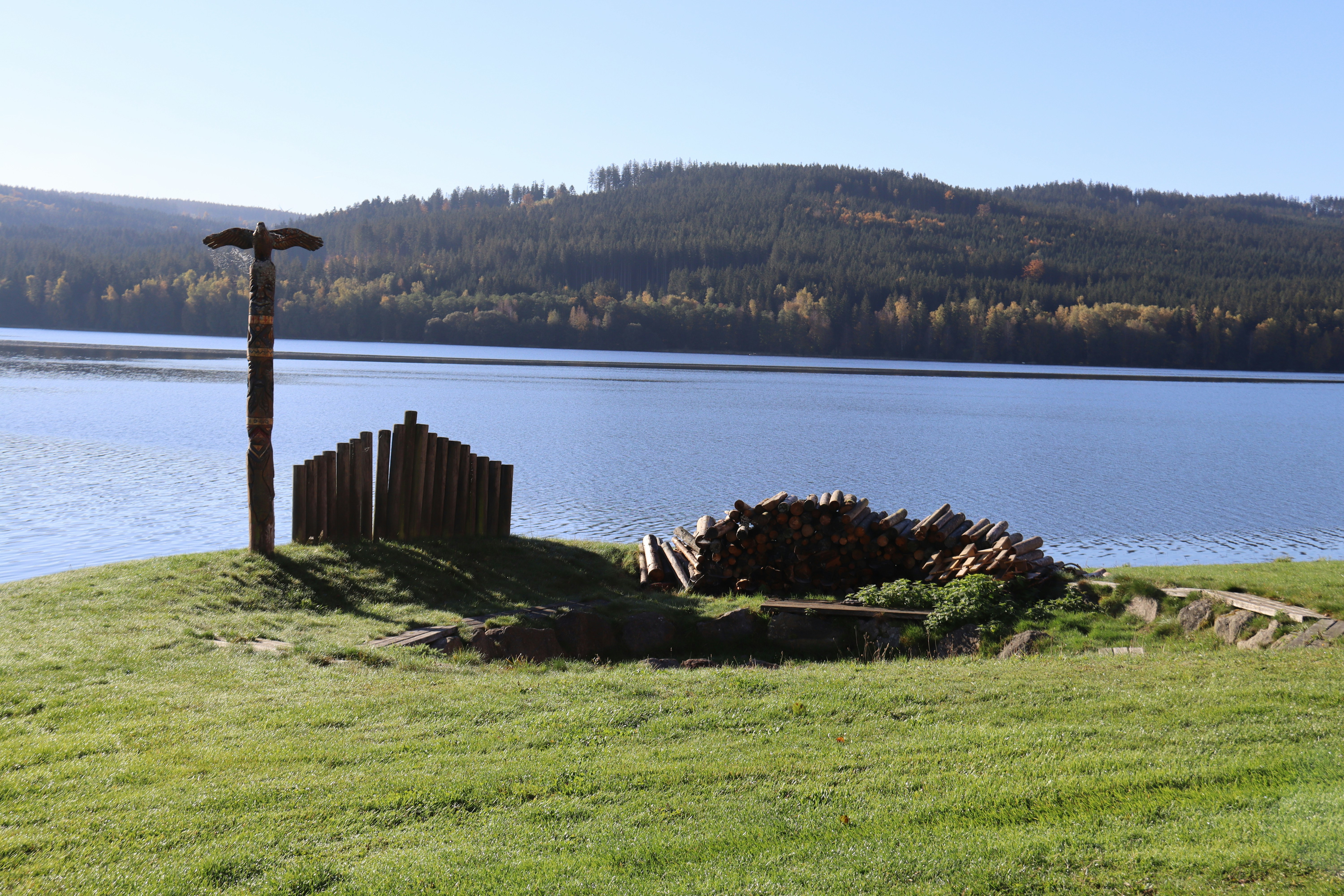 Budj Bim: Alte Aalwirtschaft und kulturelle Stätte (Level B2) — A bench sitting on top of a lush green hillside