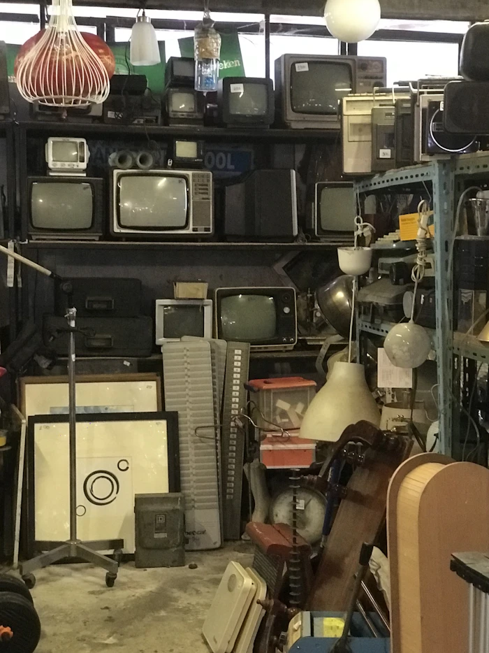 Raum voller Elektronik und Altgeräte zur Entrümpelung in Braunschweig