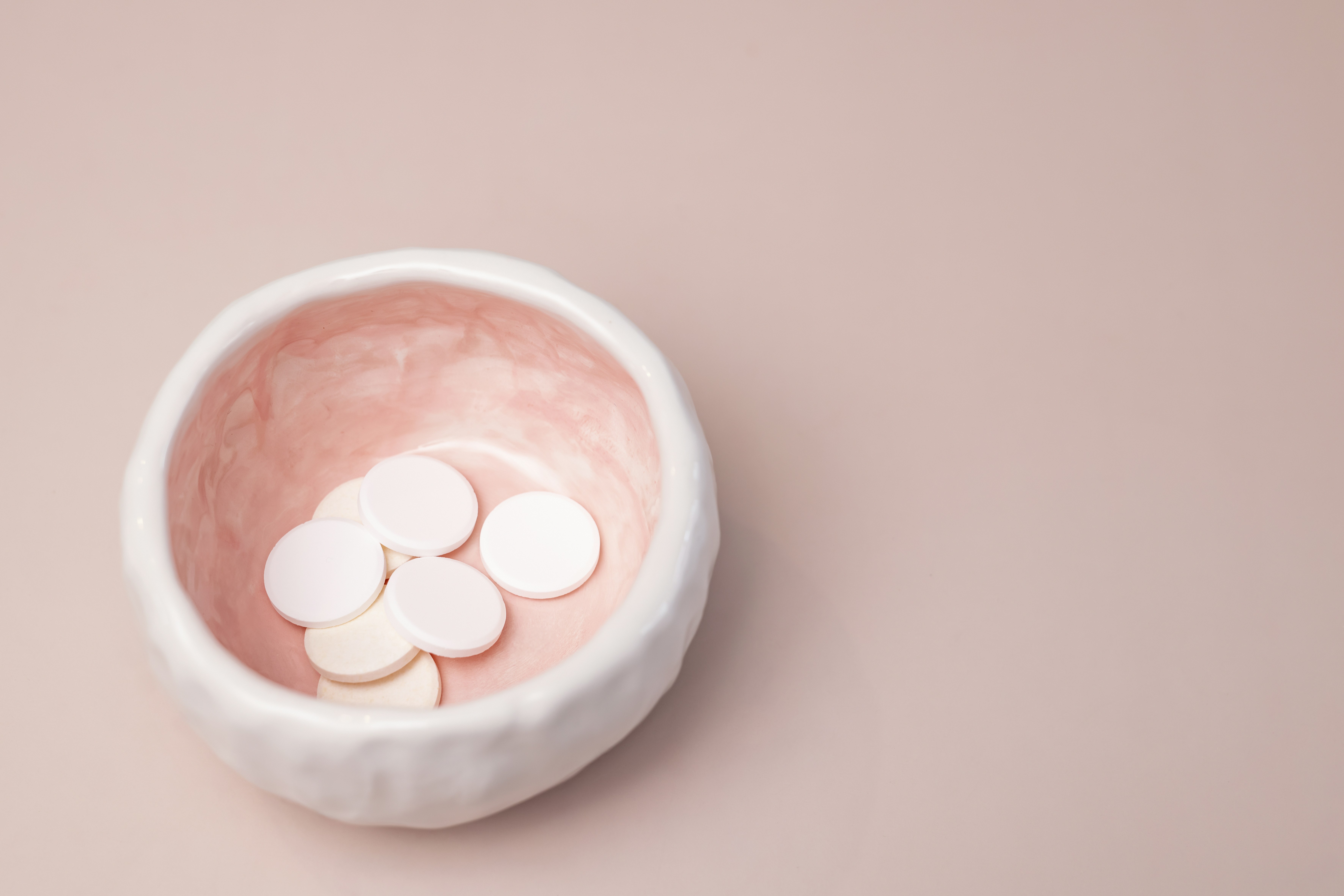 Taze çilek ve yoğurt kullanılarak hazırlanmış doğal cilt bakım maskesi ve malzemeleri.