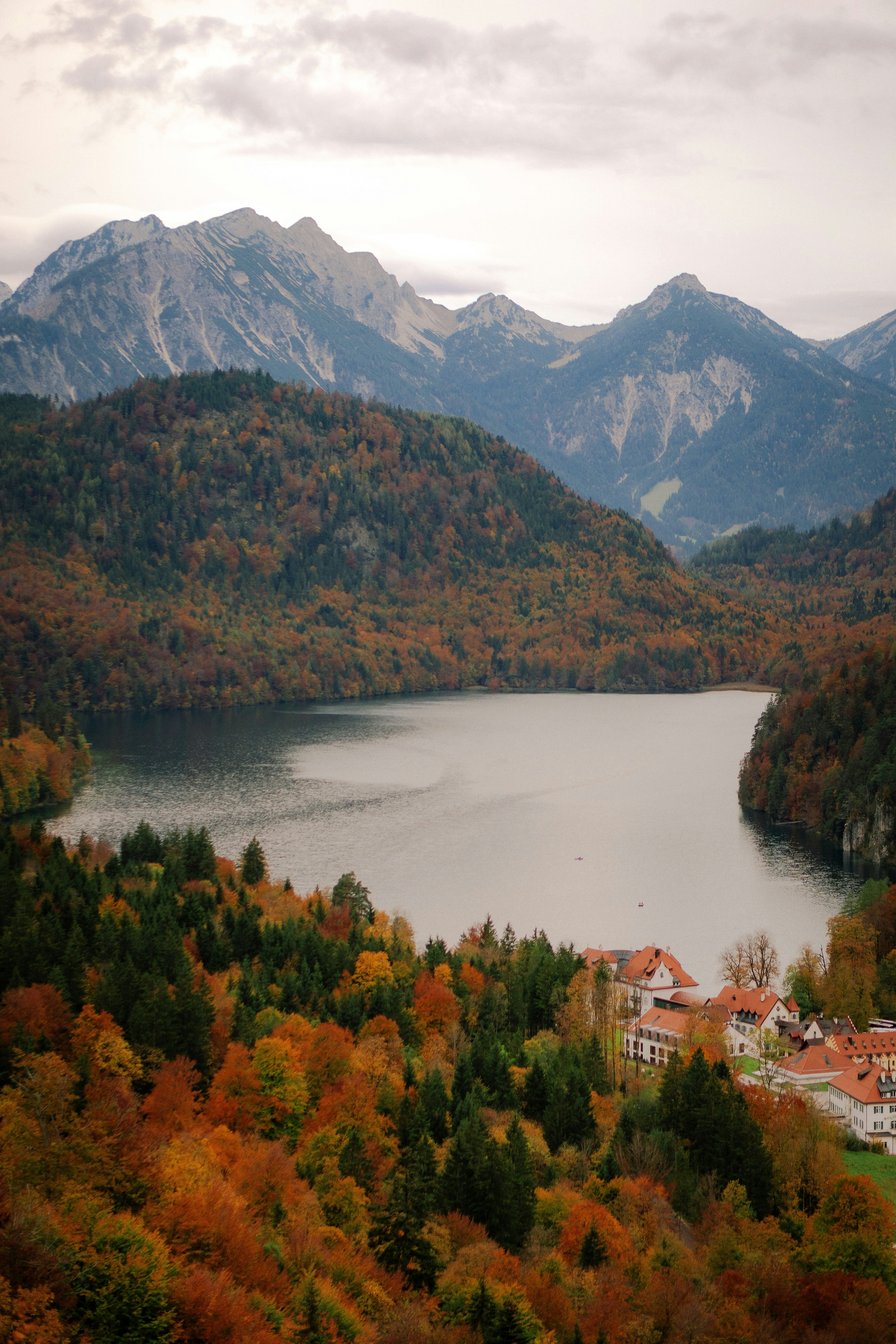 A scenic view of a lake surrounded by mountains