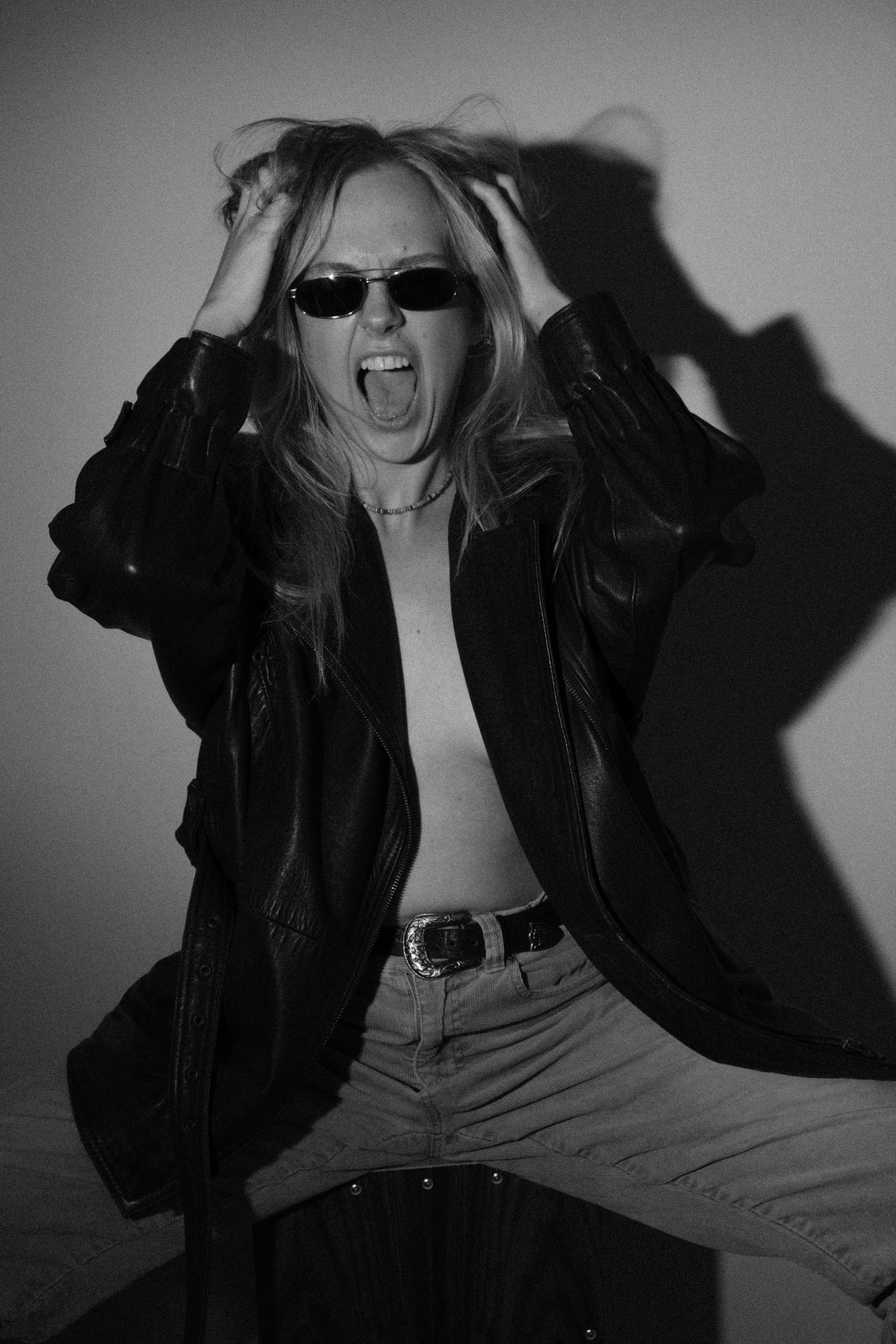 Una mujer con chaqueta de cuero y gafas de sol