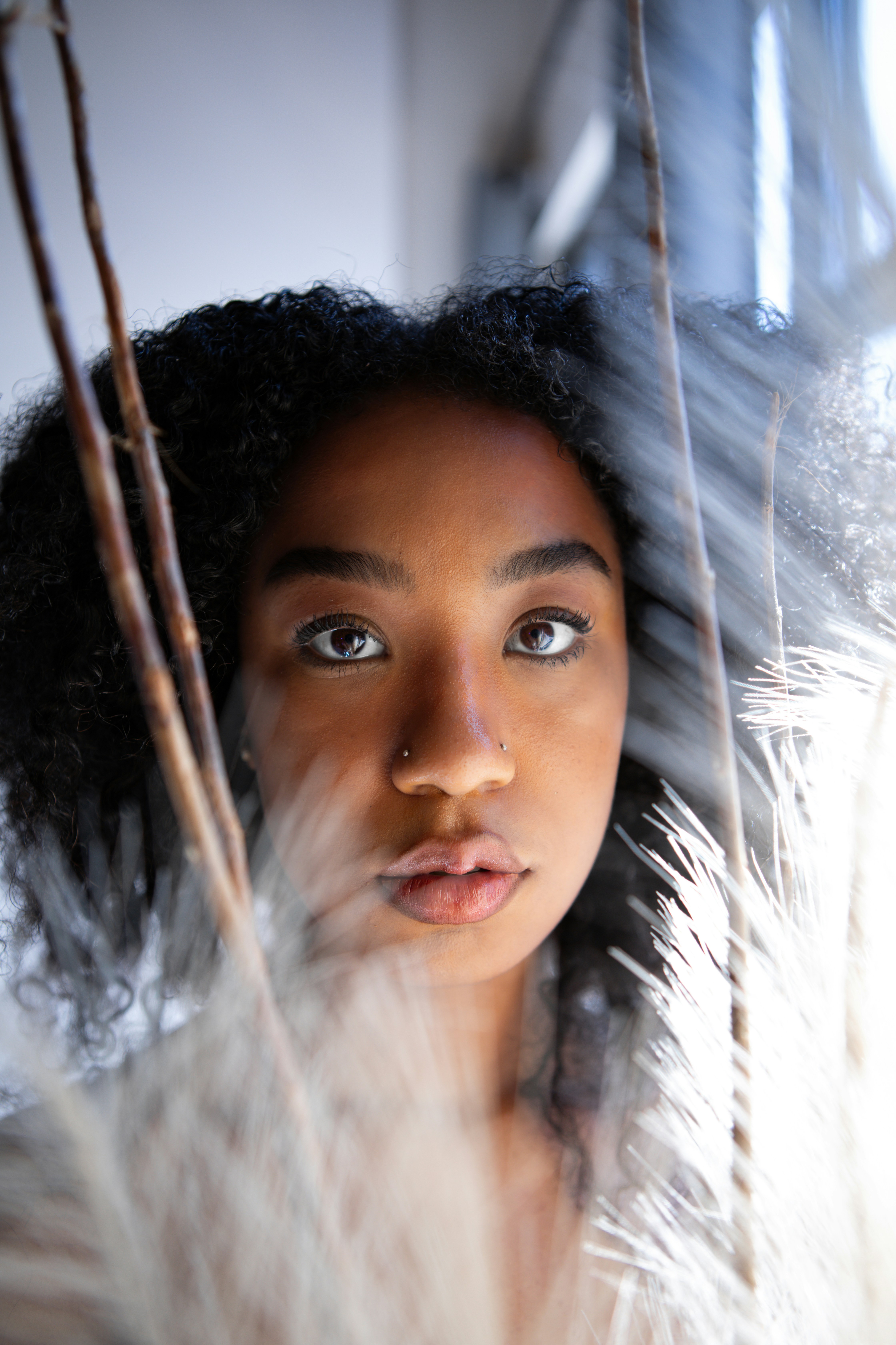Une femme aux longs cheveux noirs et aux yeux bleus