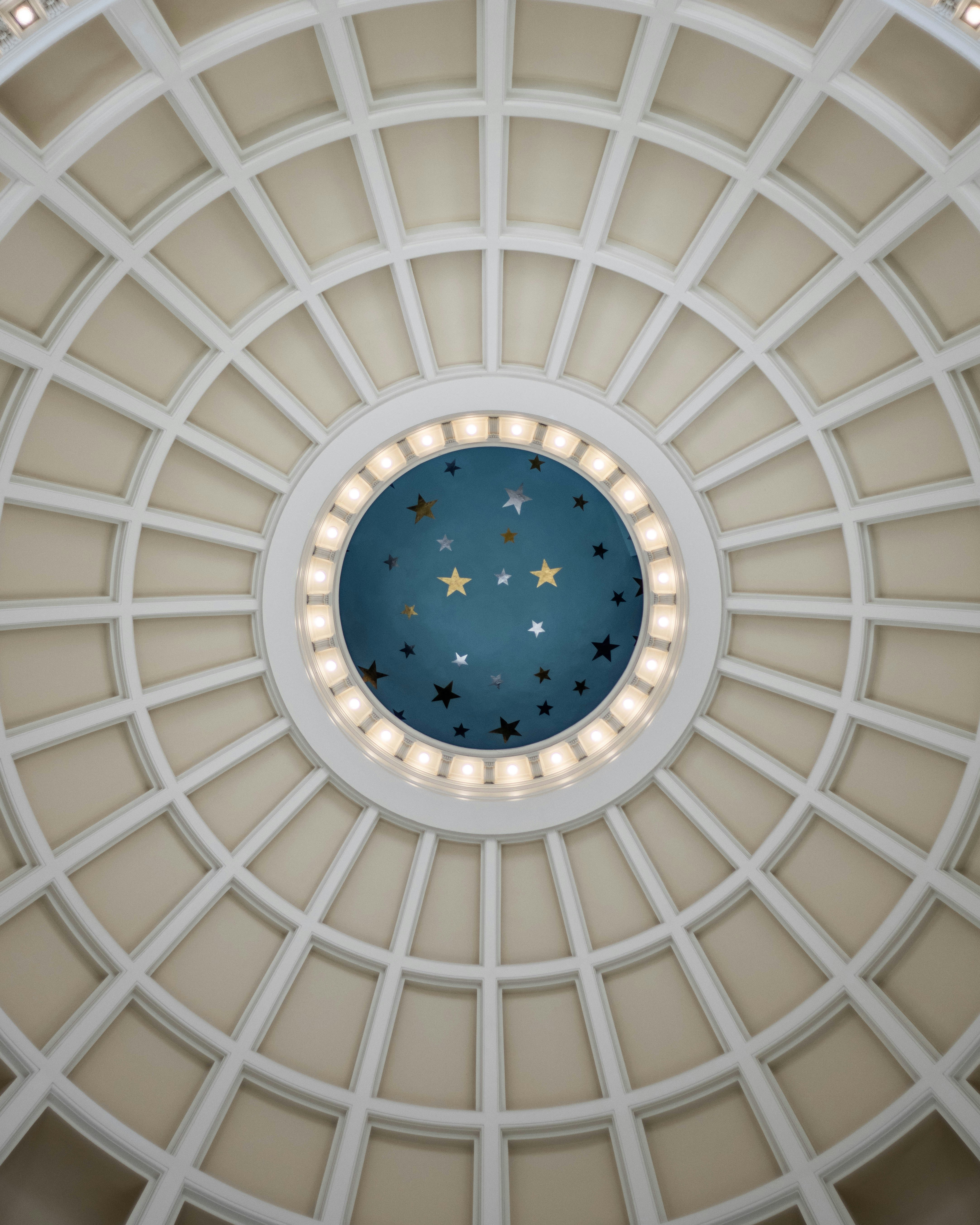 Le plafond d’un bâtiment avec un luminaire circulaire
