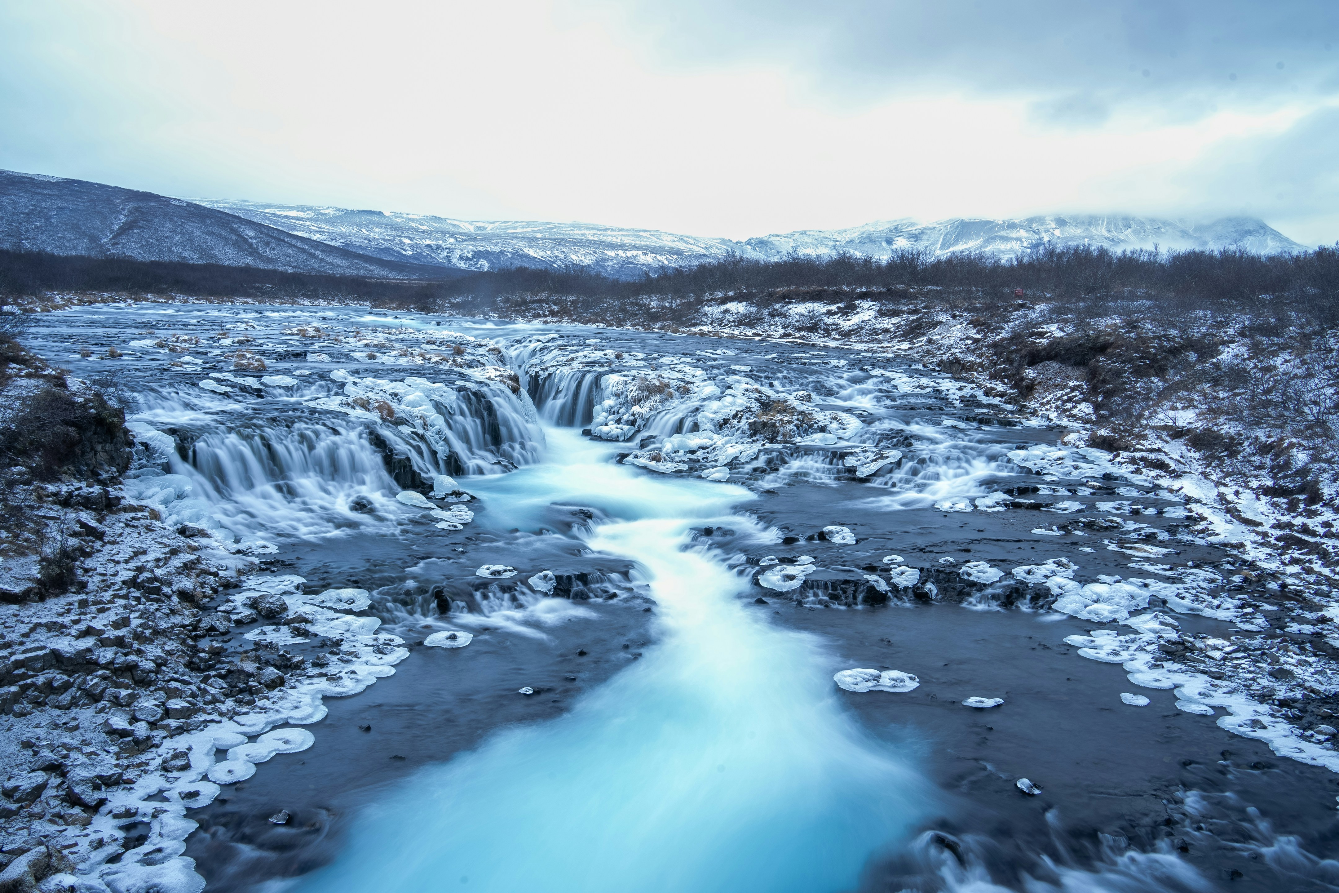 Un río que corre a través de un paisaje cubierto de nieve foto – Imagen de  Cascada gratuita en Unsplash, image size:3000x2000