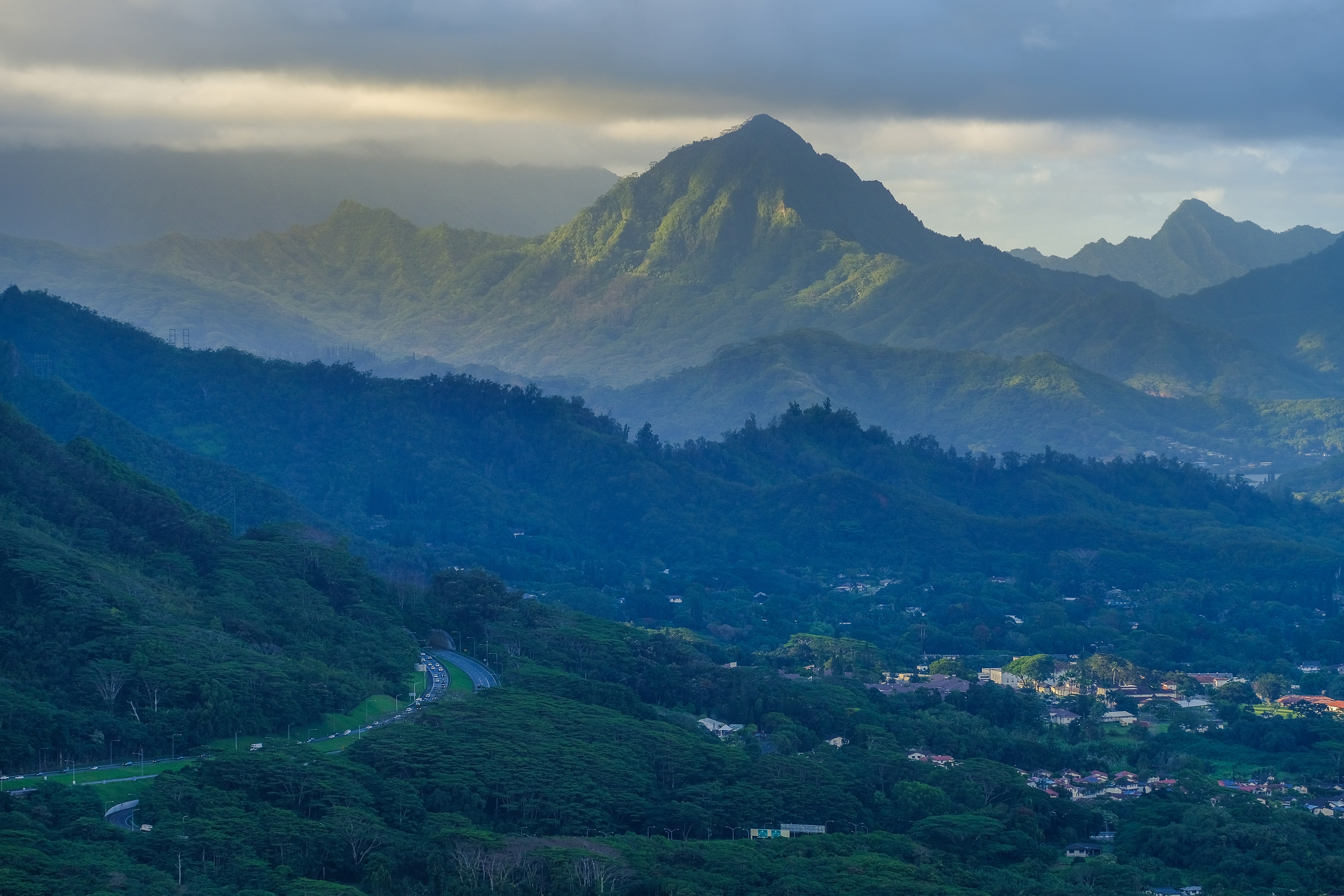 Uma vista de um vale com montanhas ao fundo