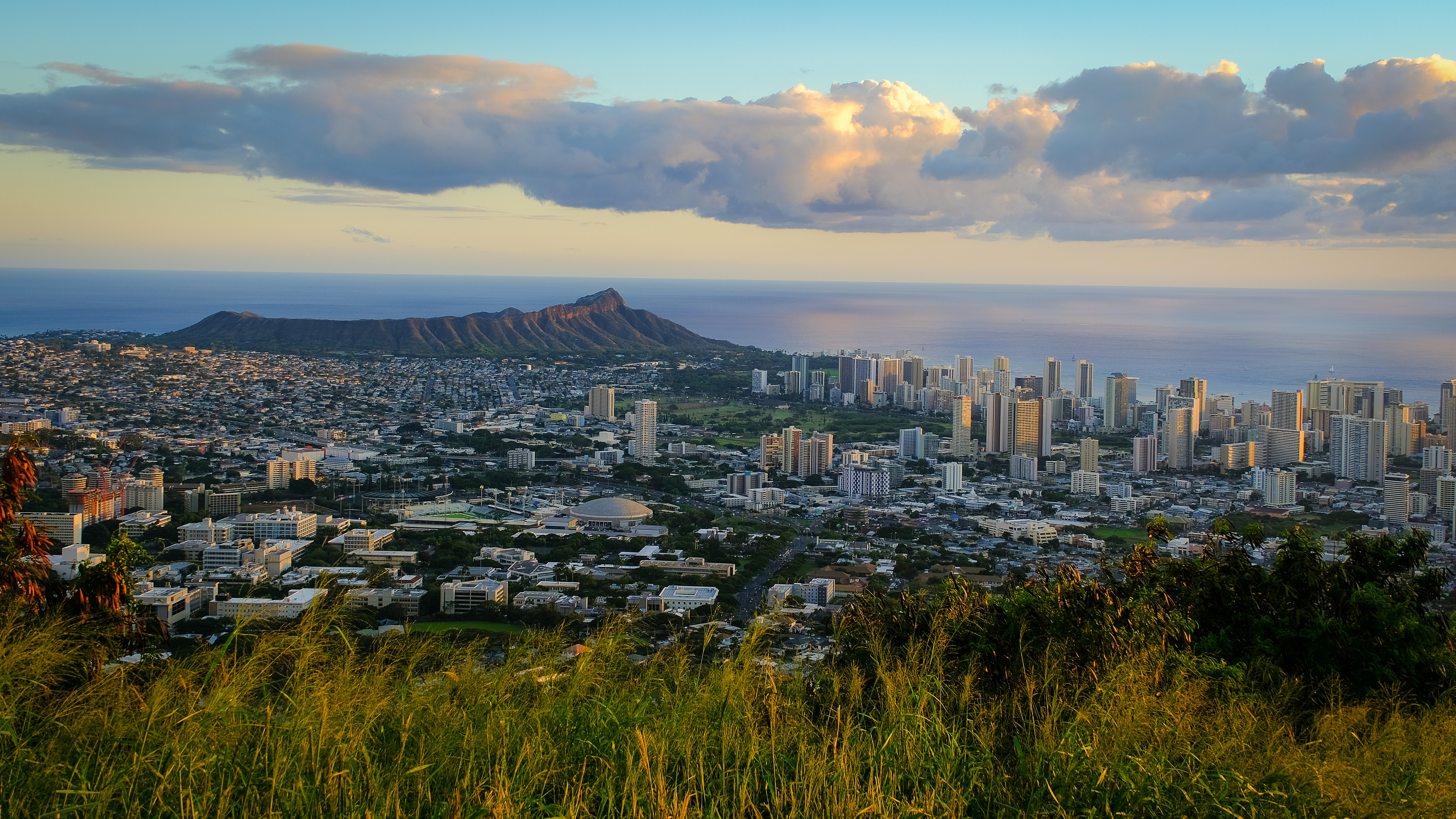 Uma vista de uma cidade com uma montanha ao fundo