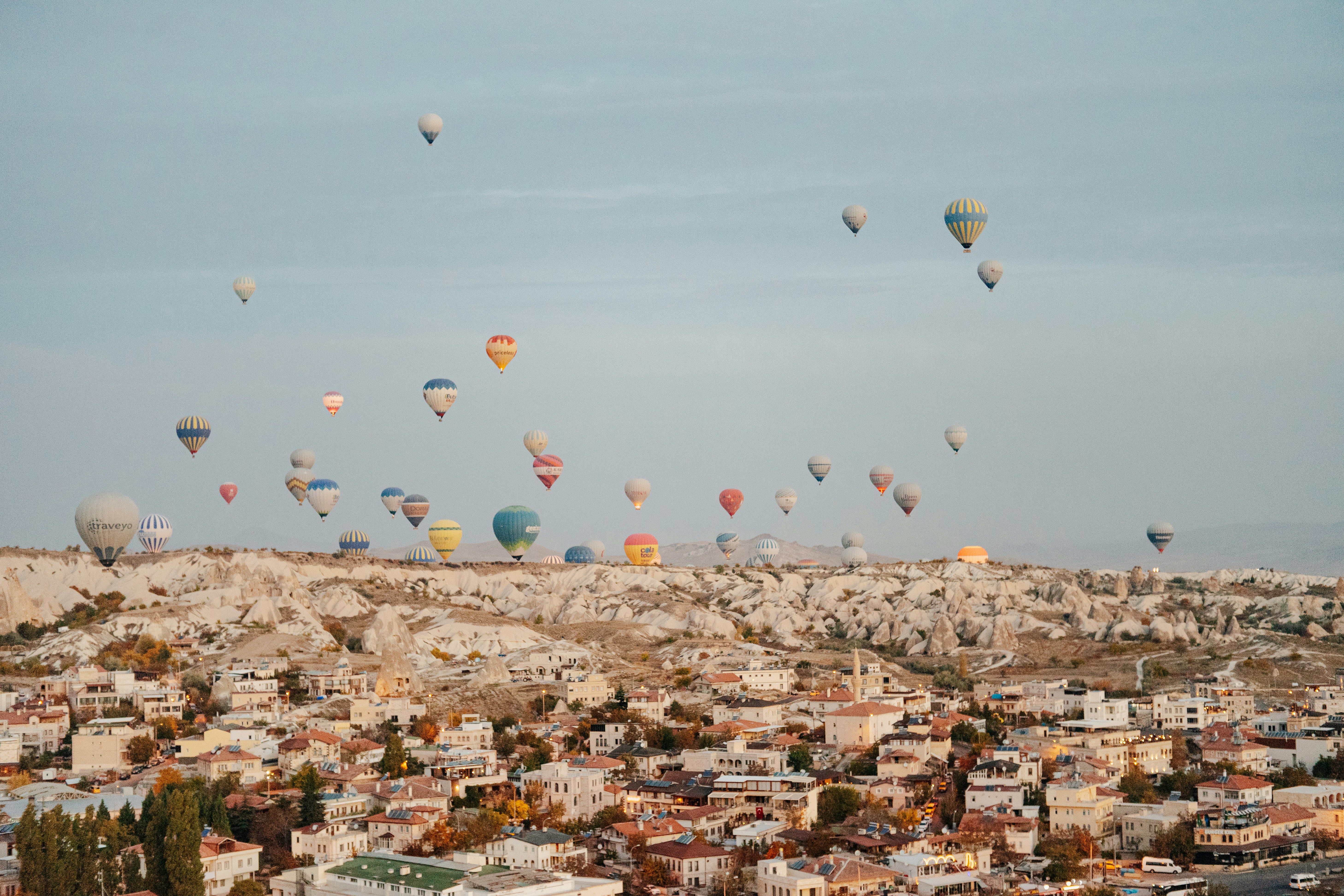 Cazare în Cappadocia: baloanele de la răsărit deasupra caselor din Göreme