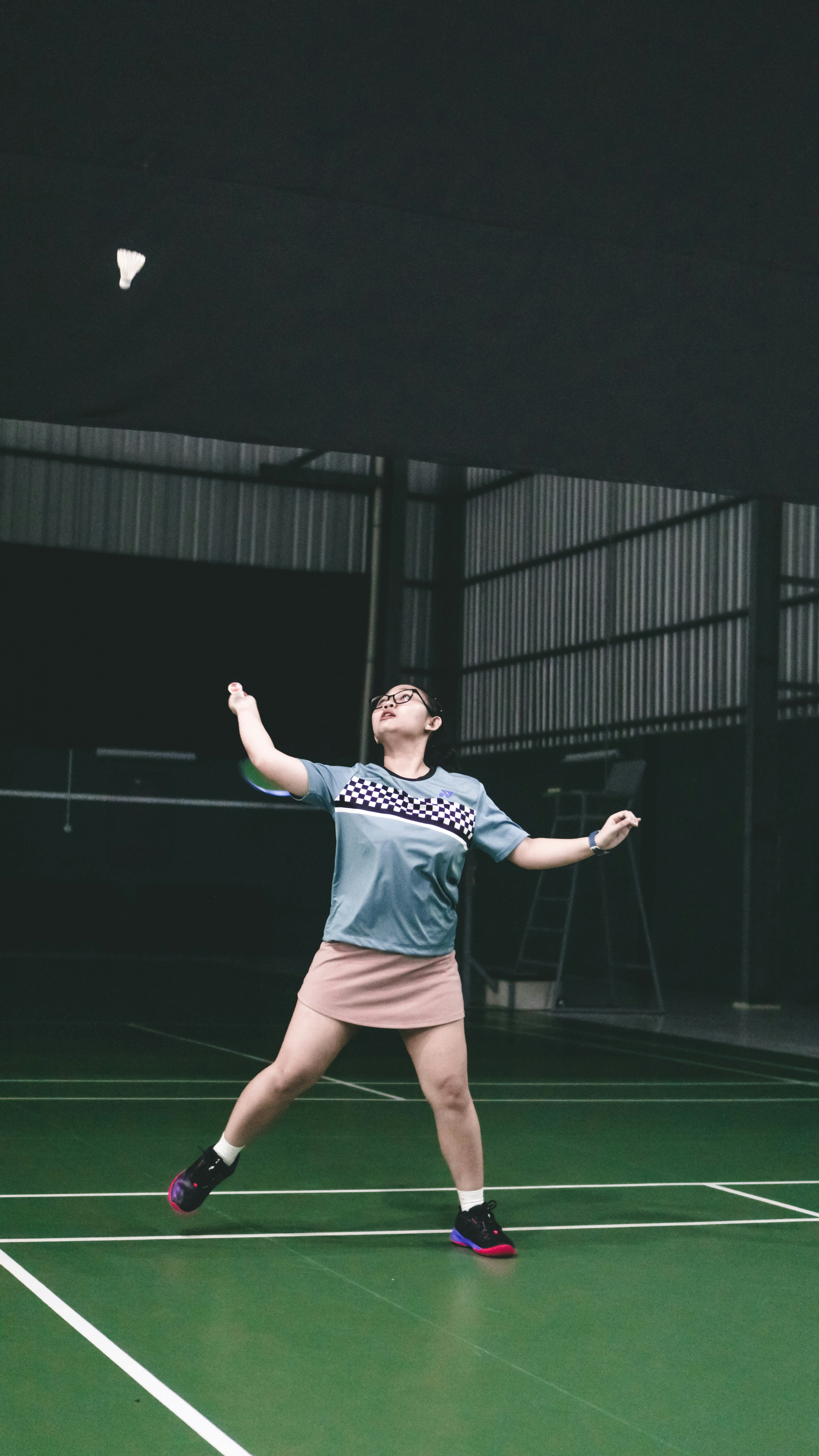 A man standing on a tennis court holding a racquet