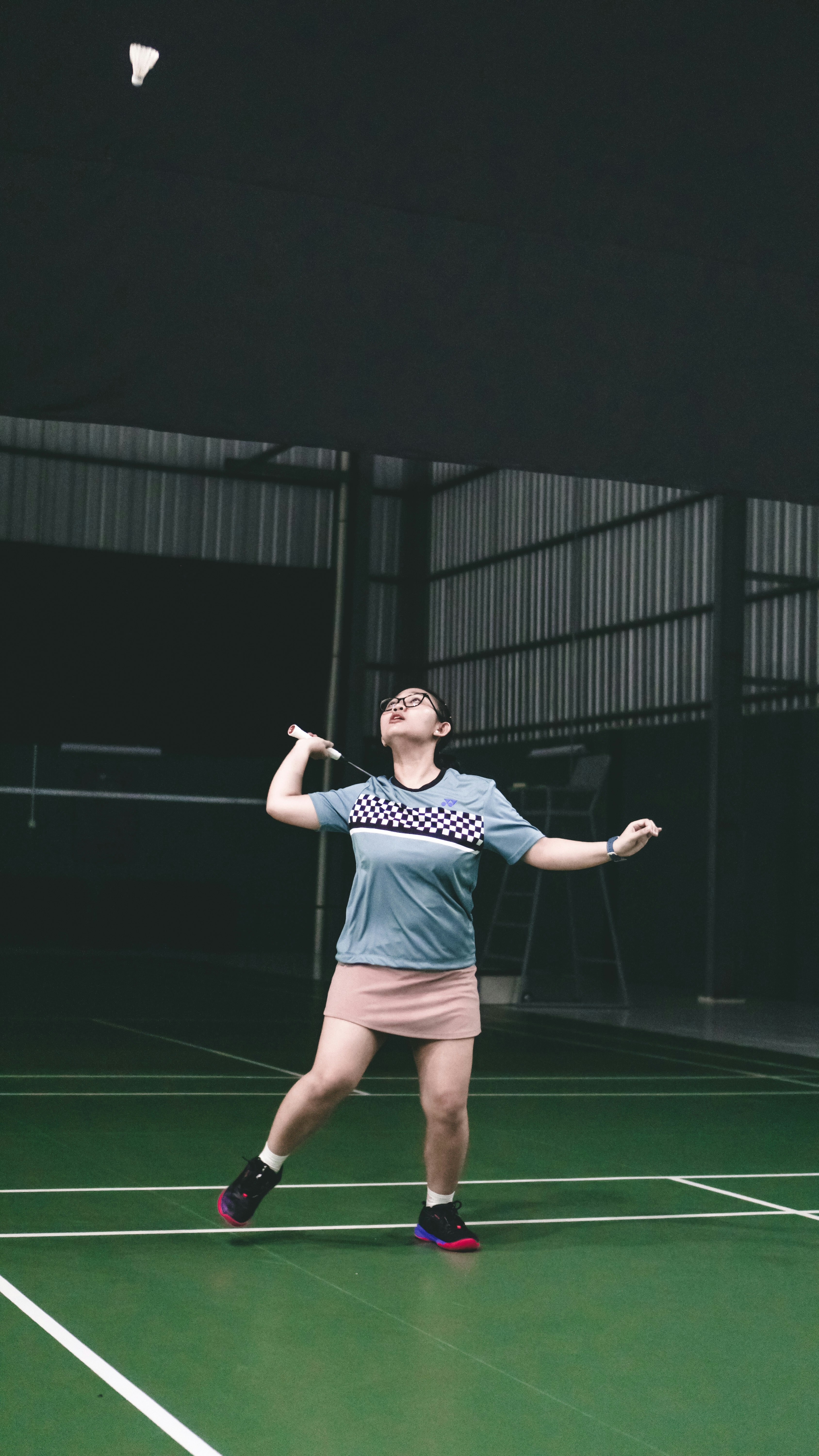 A man standing on a tennis court holding a racquet