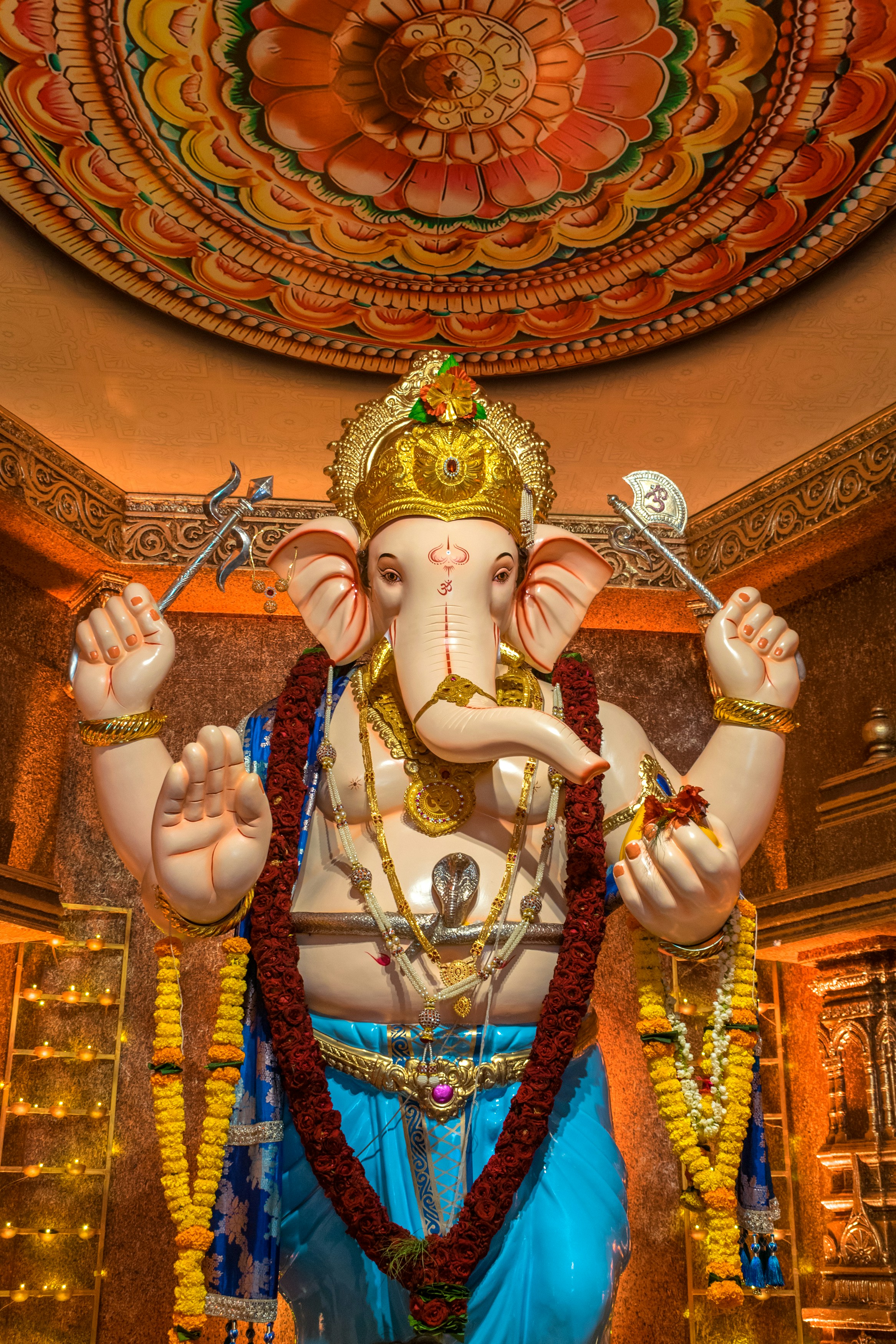 A statue of the god ganesh in a temple photo – Free Ganesh Image on Unsplash, image size:3000x4501
