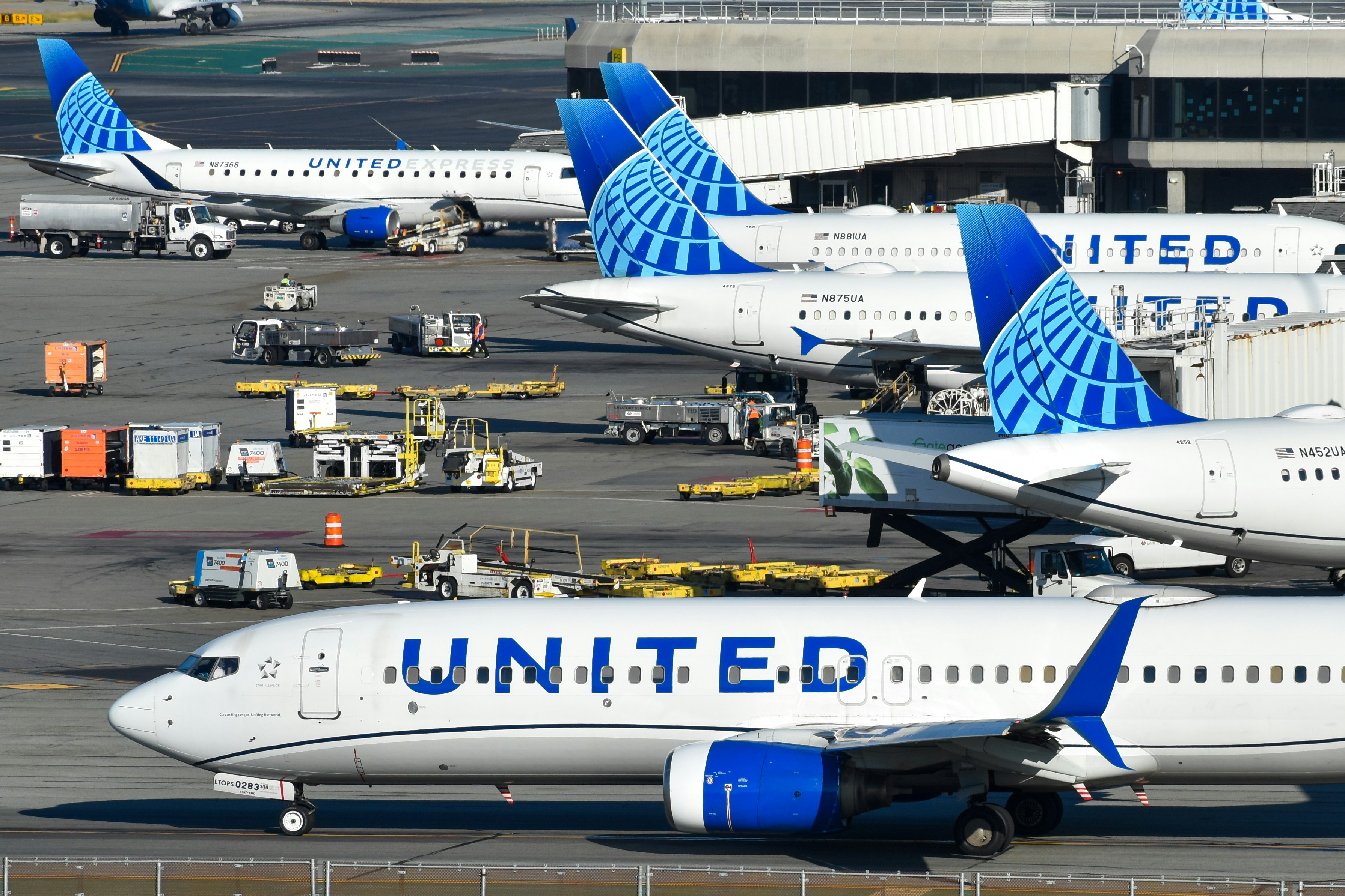 Near-Miss Between Taxiing Jets at SFO Sounds Like Fault of Overworked Air Traffic Controller