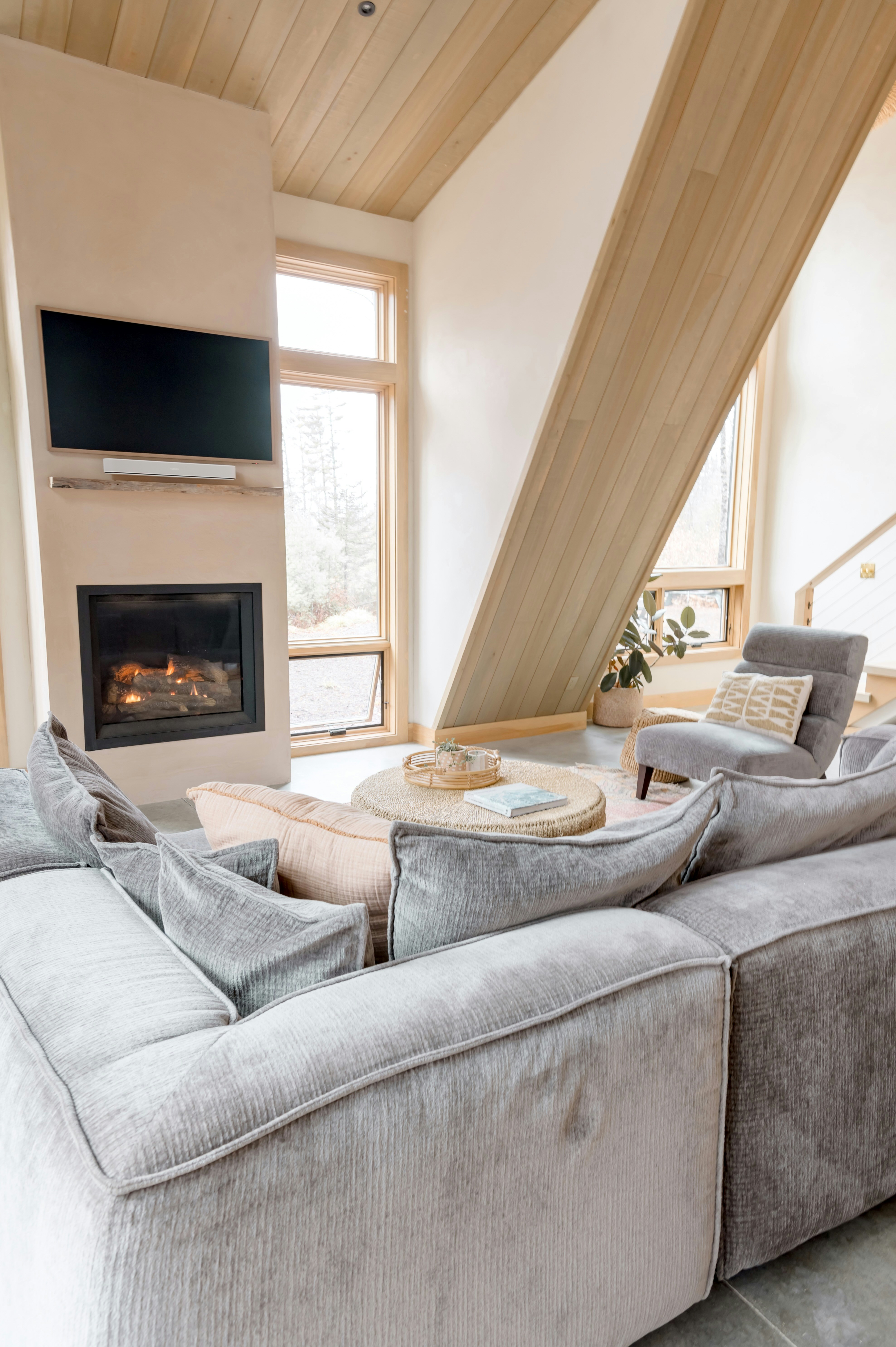 Uma sala de estar cheia de móveis e uma lareira