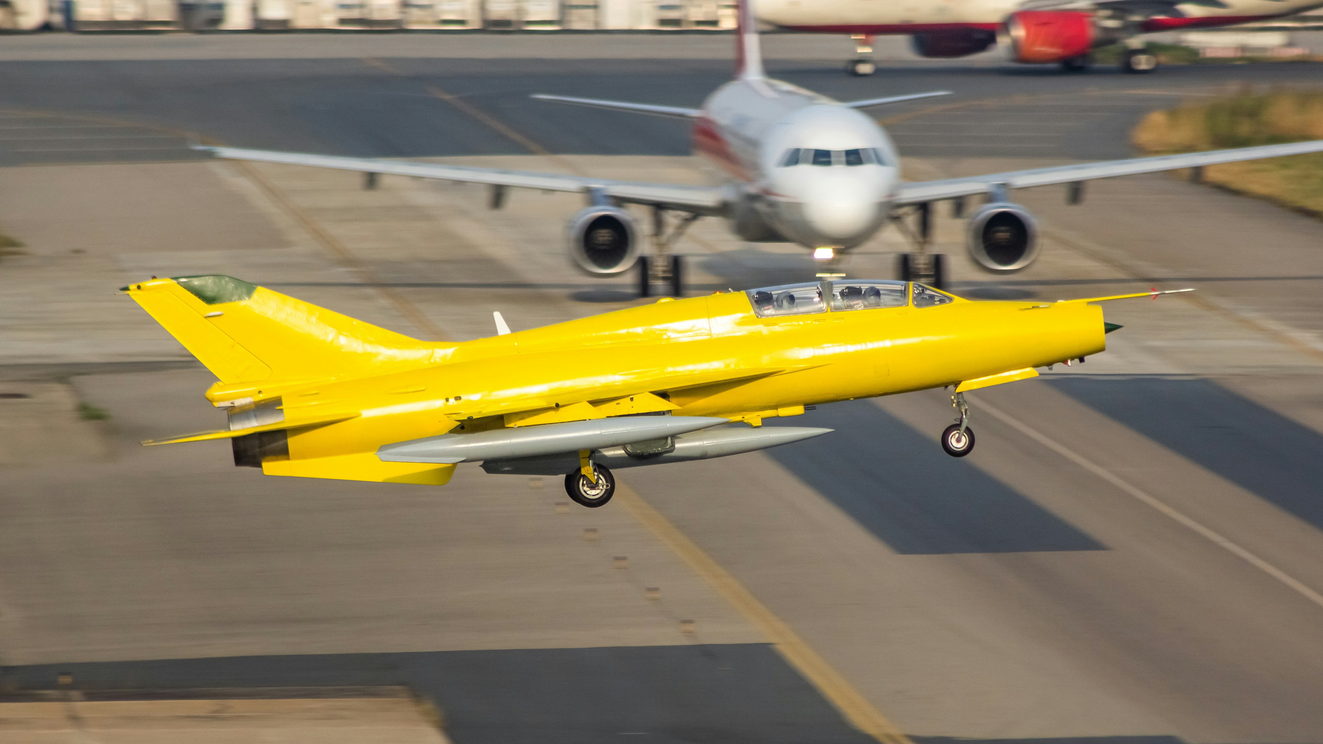 黄色戦闘機　飛行機　イエローバード 黄色戦闘機 飛行機 イエローバード - メルカリ
