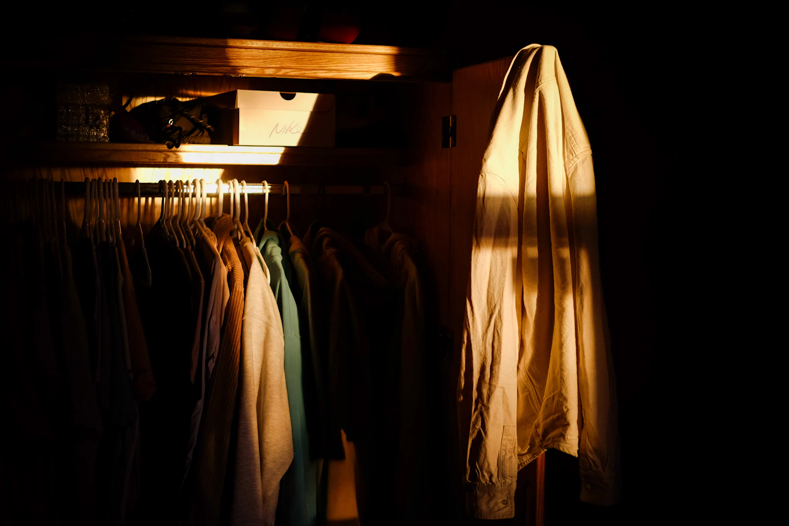 Kleiderschrank mit Kleidung auf einer Stange