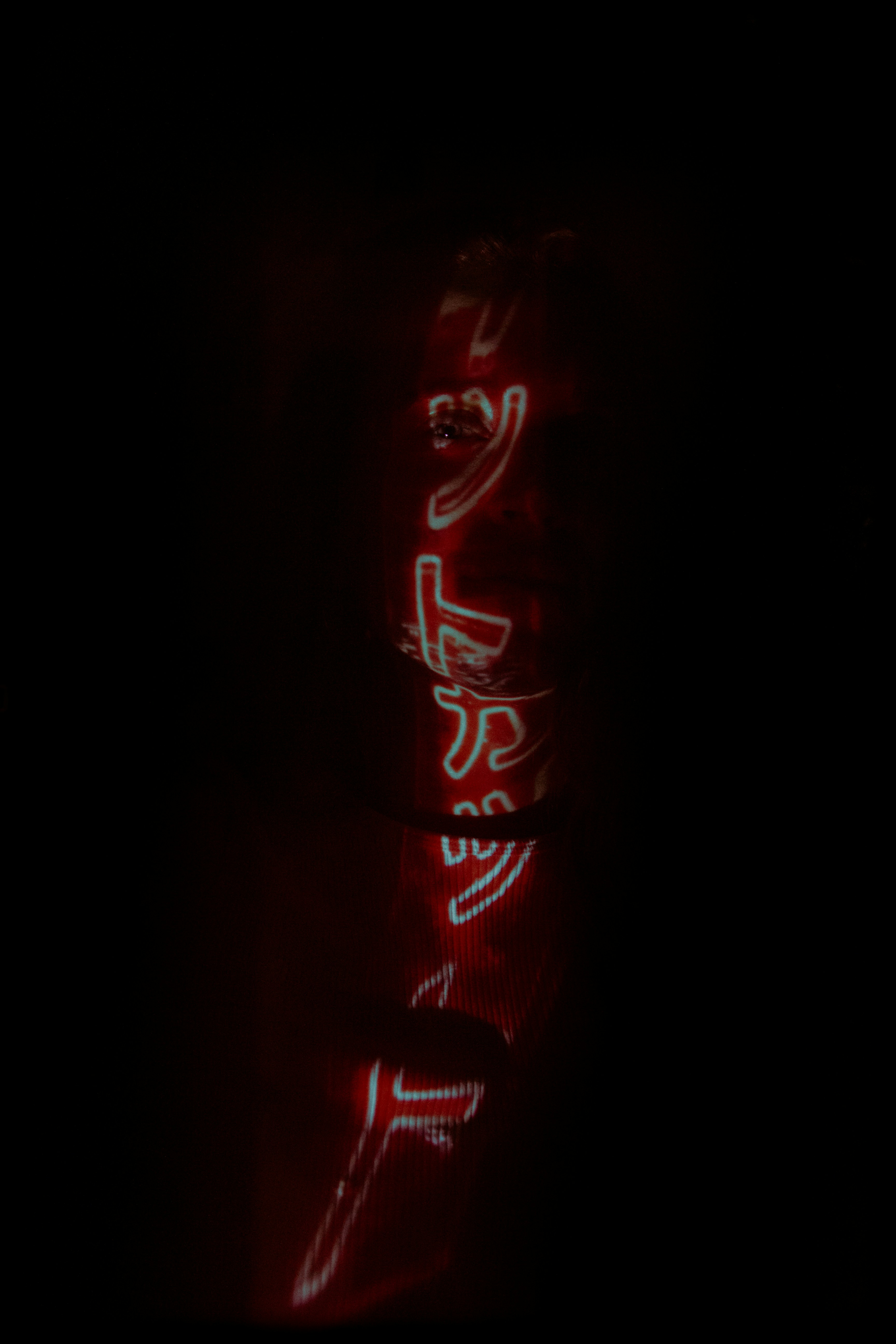 Une lumière rouge qui s’allume dans l’obscurité
