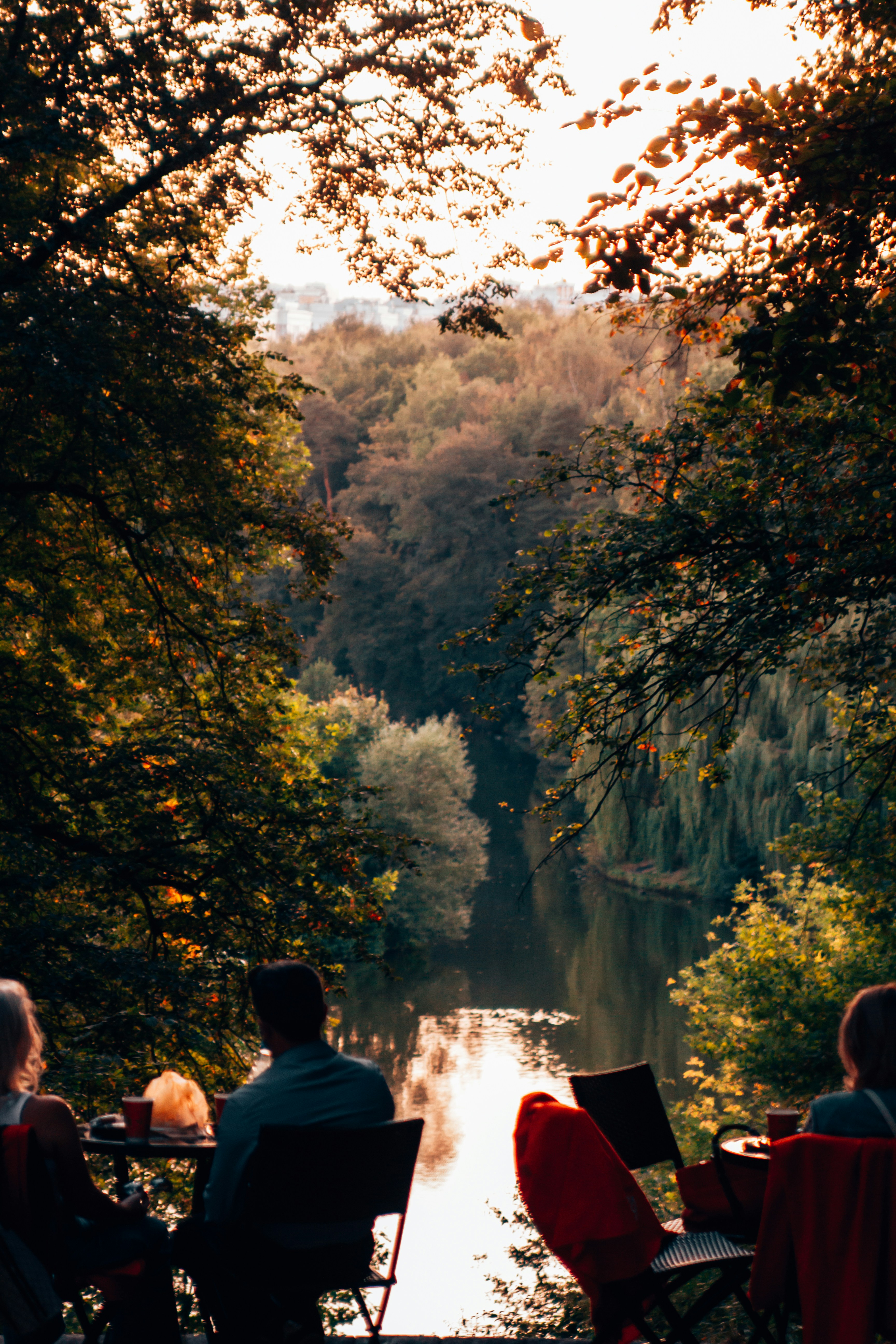 Un groupe de personnes assises à une table au bord d’une rivière