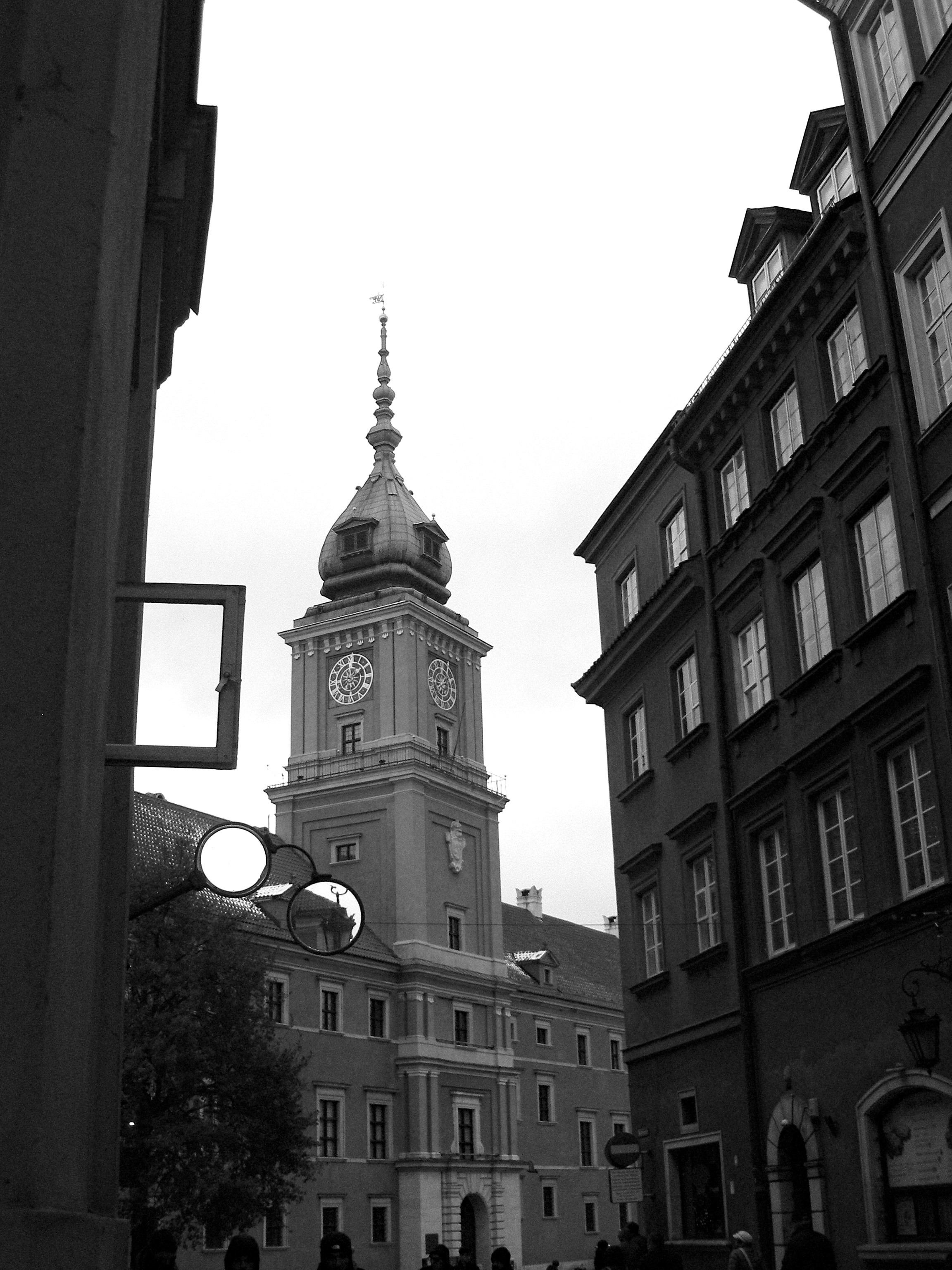 Una foto en blanco y negro de una torre de reloj