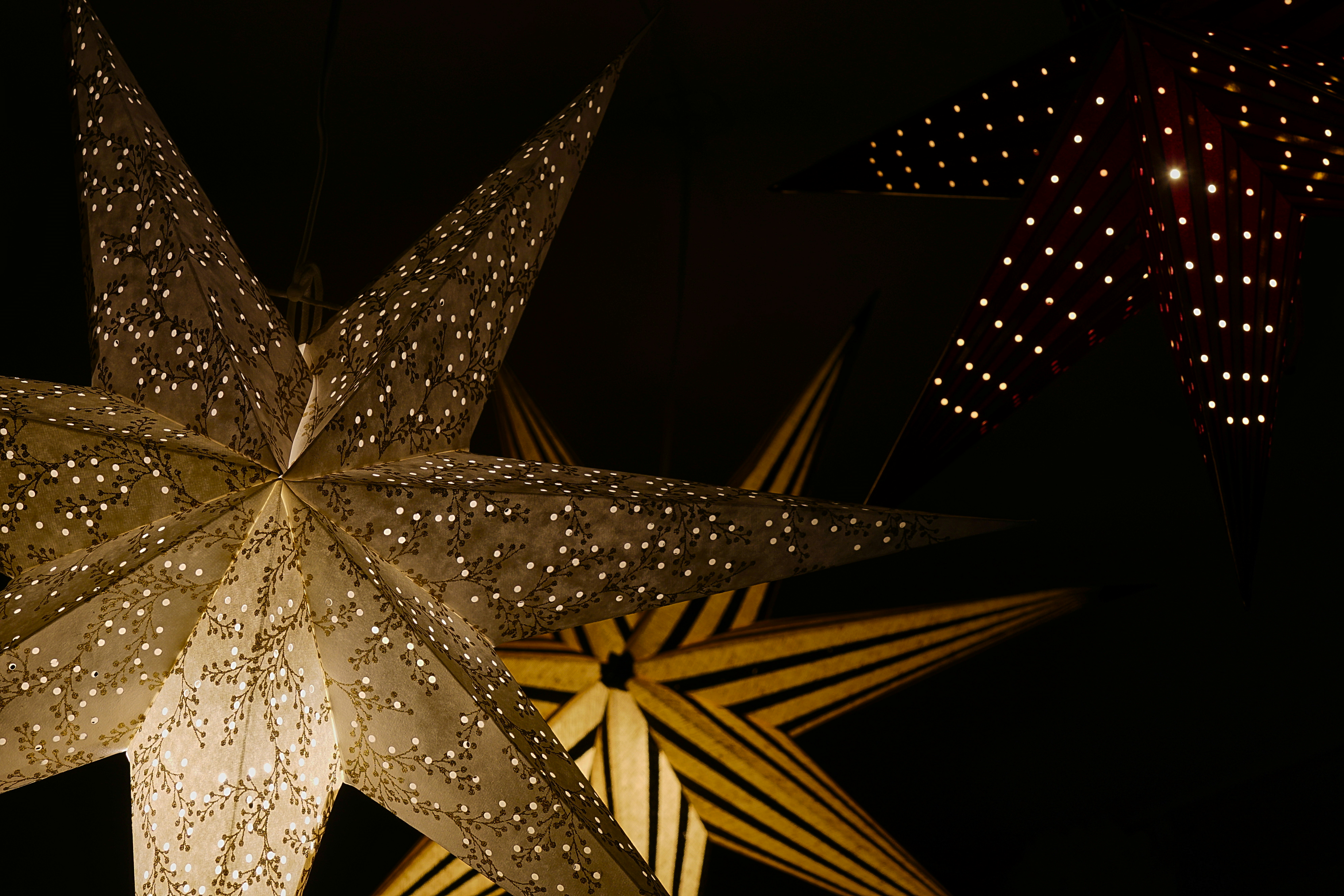 Ein großer Stern leuchtet am Nachthimmel