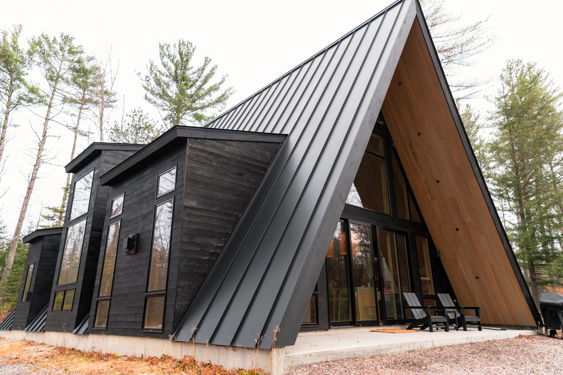 Chalé contemporâneo com cobertura metálica termoacústica em estilo A-Frame