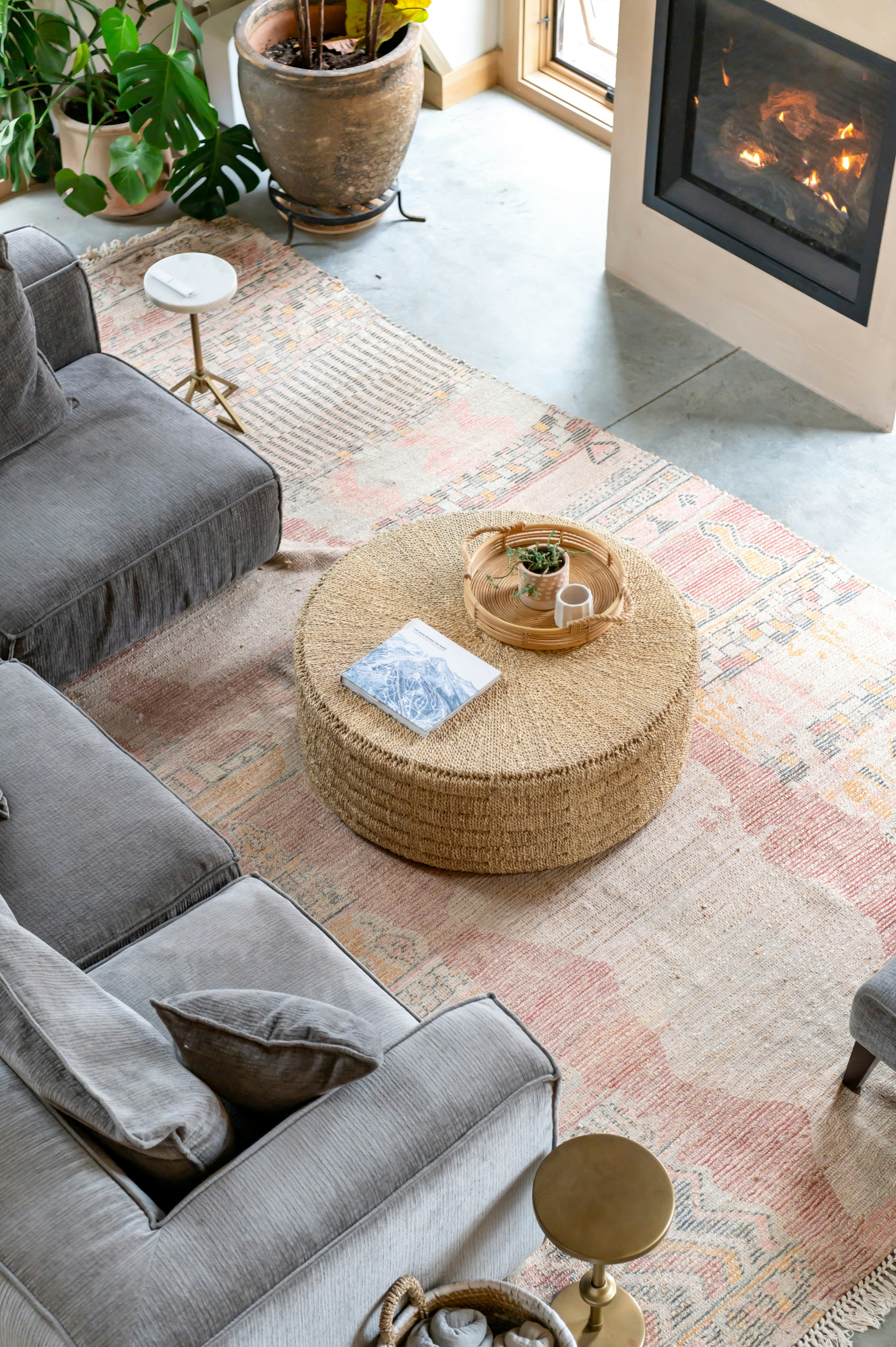 Uma sala de estar cheia de móveis e uma lareira