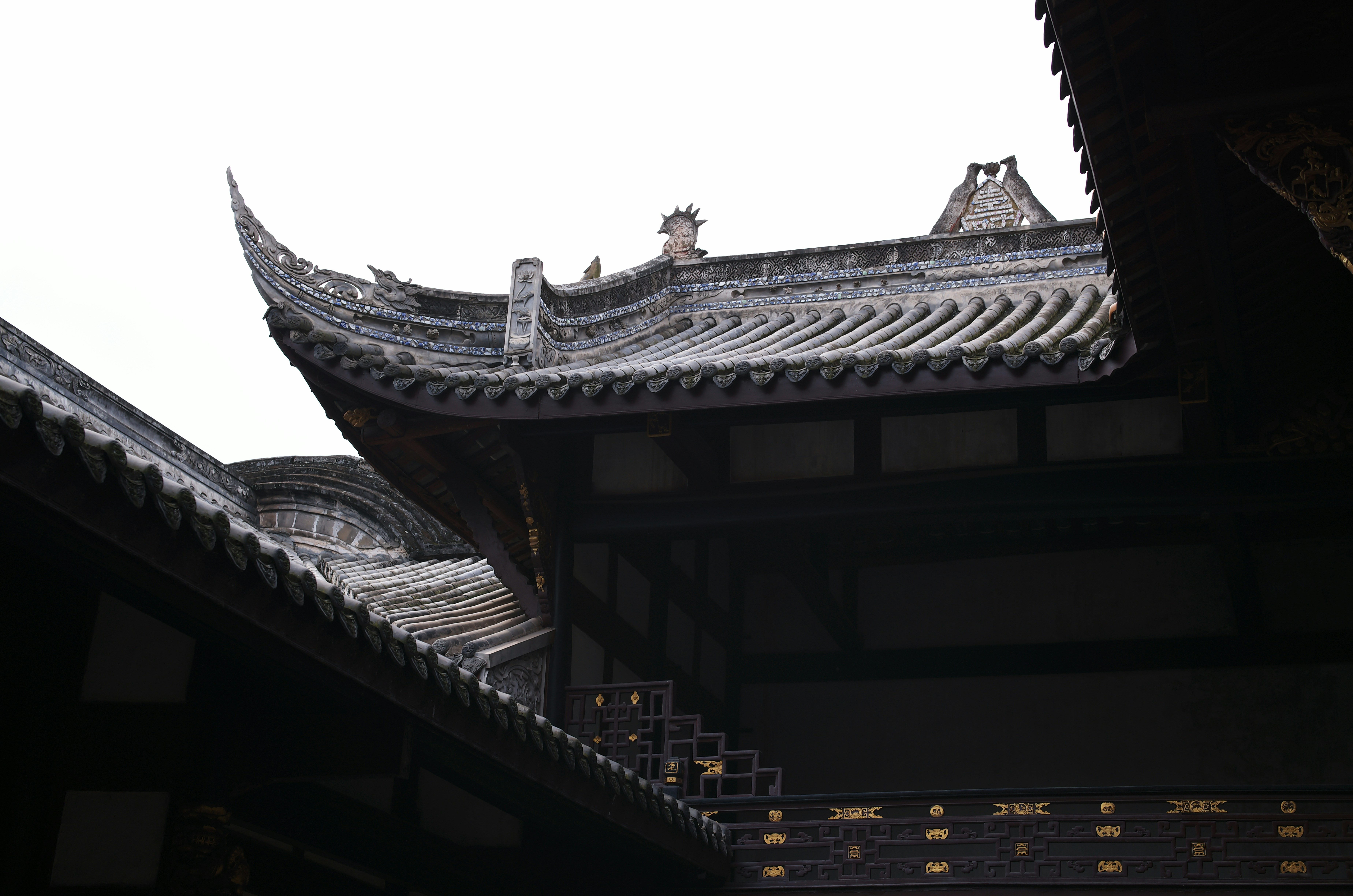 Un edificio con un reloj en la parte superior