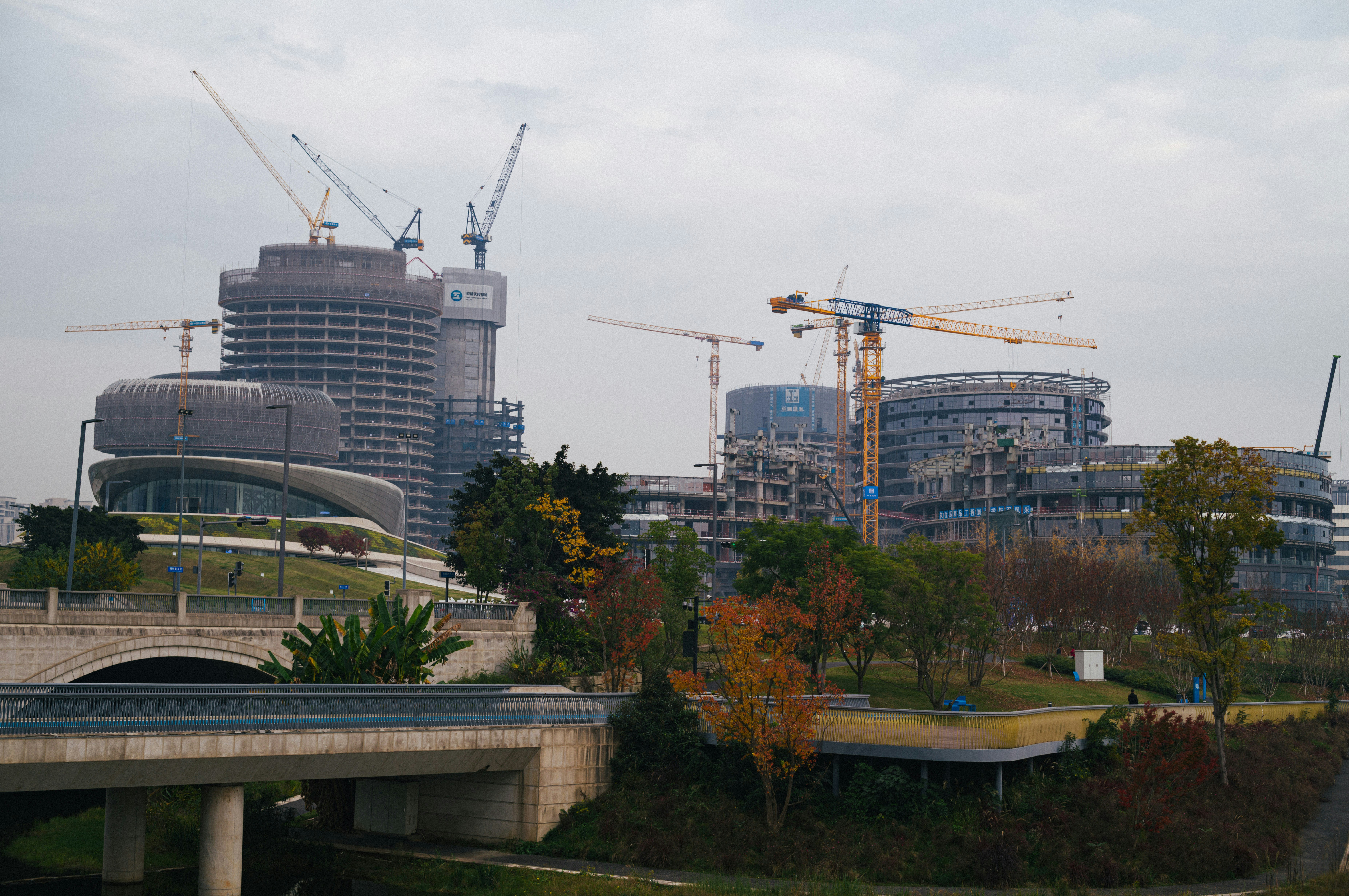 Una vista de una ciudad desde el otro lado del río