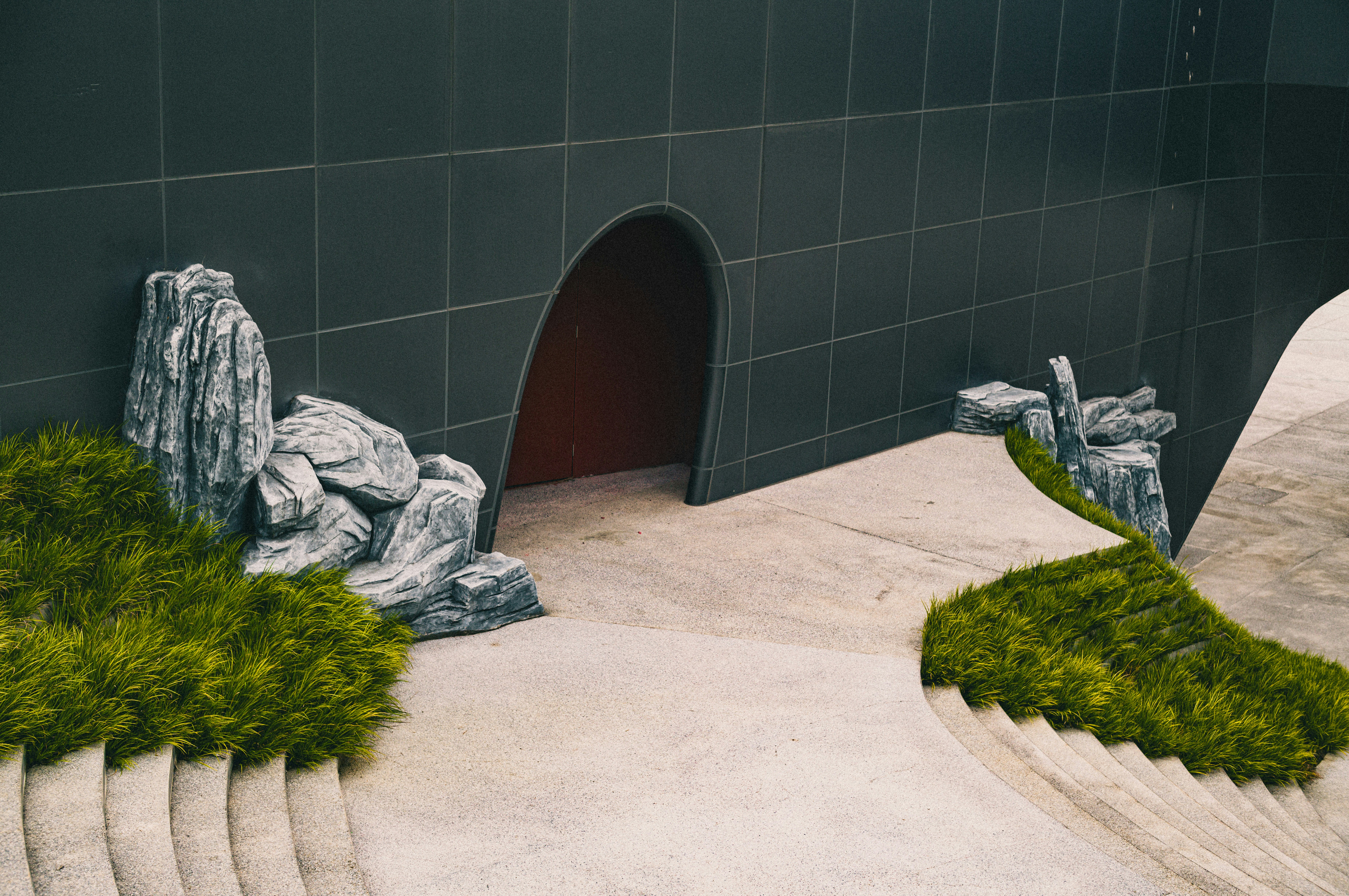 Un conjunto de escalones que conducen a un túnel