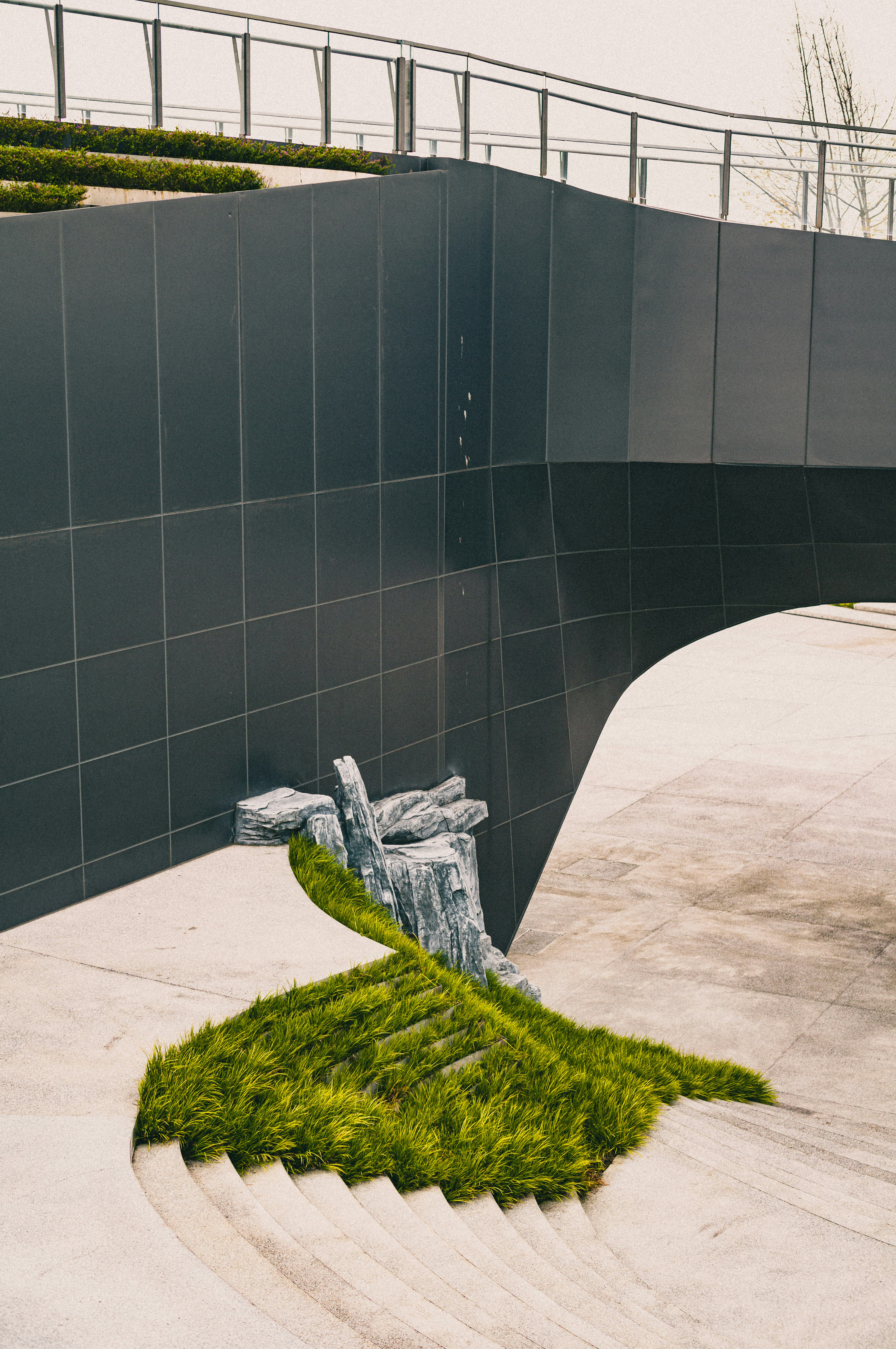 Un skater está haciendo un truco en una rampa