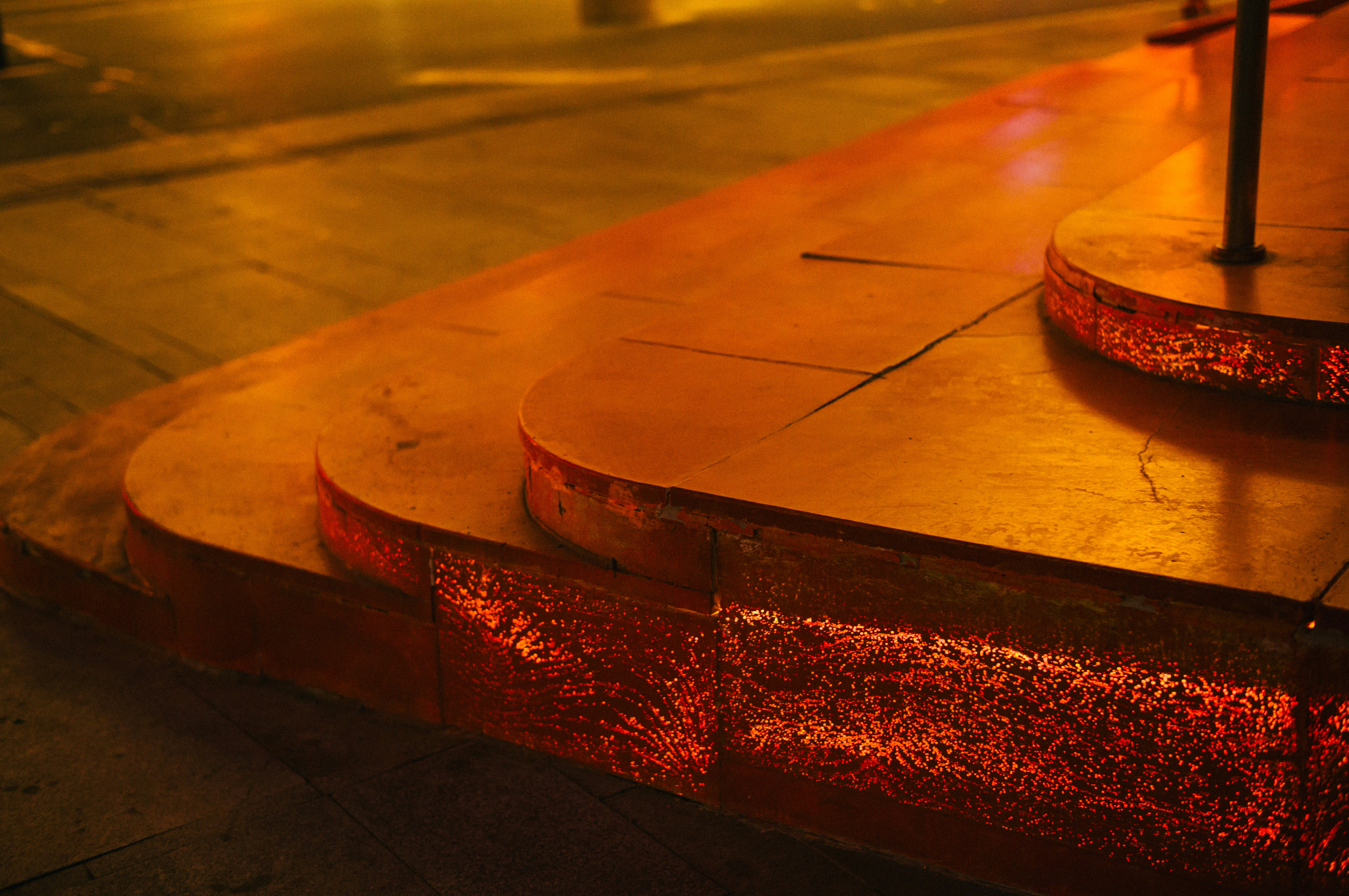 Un primer plano de una esquina con una boca de incendios