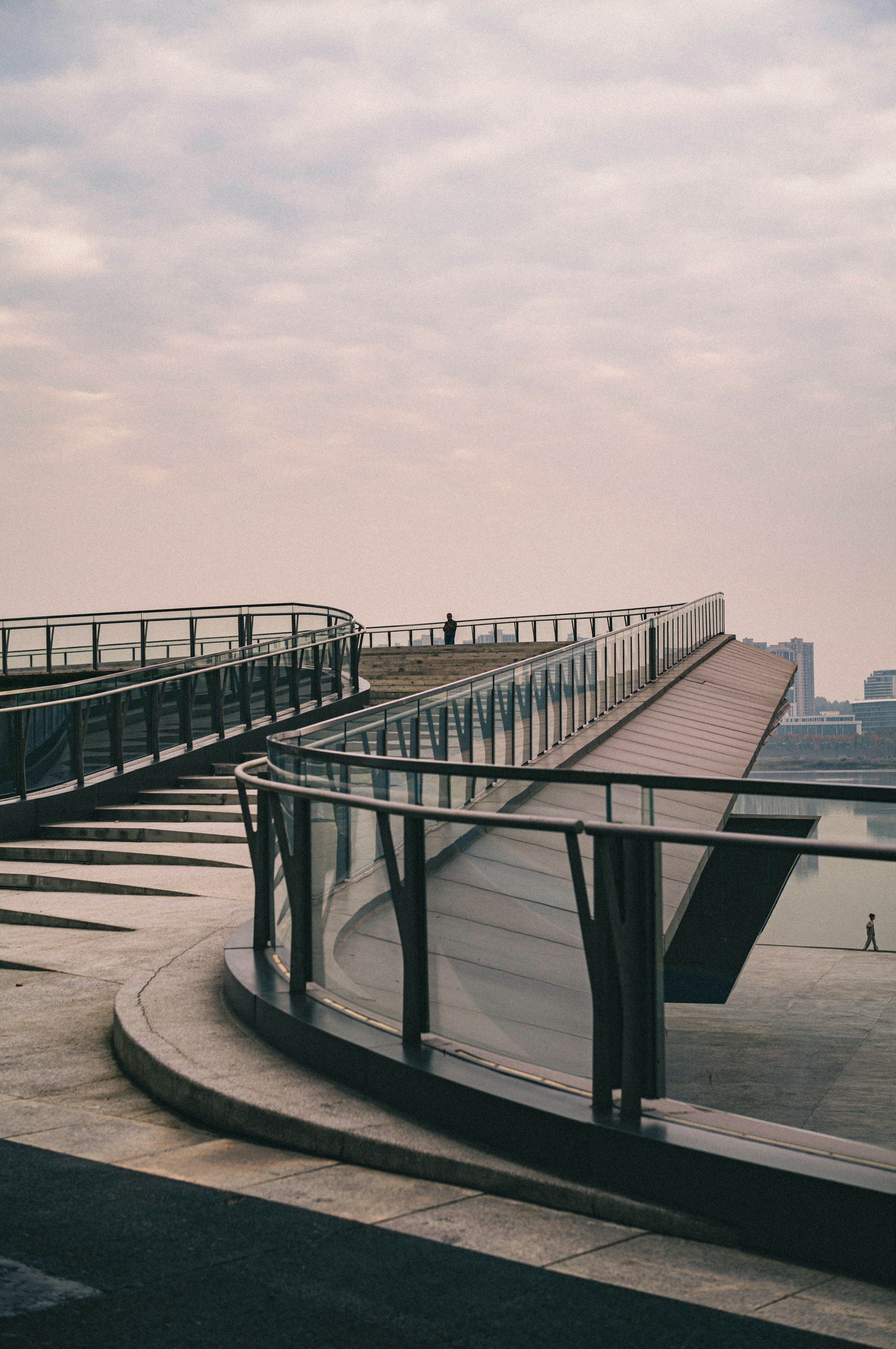 Una pasarela que está al lado de un cuerpo de agua