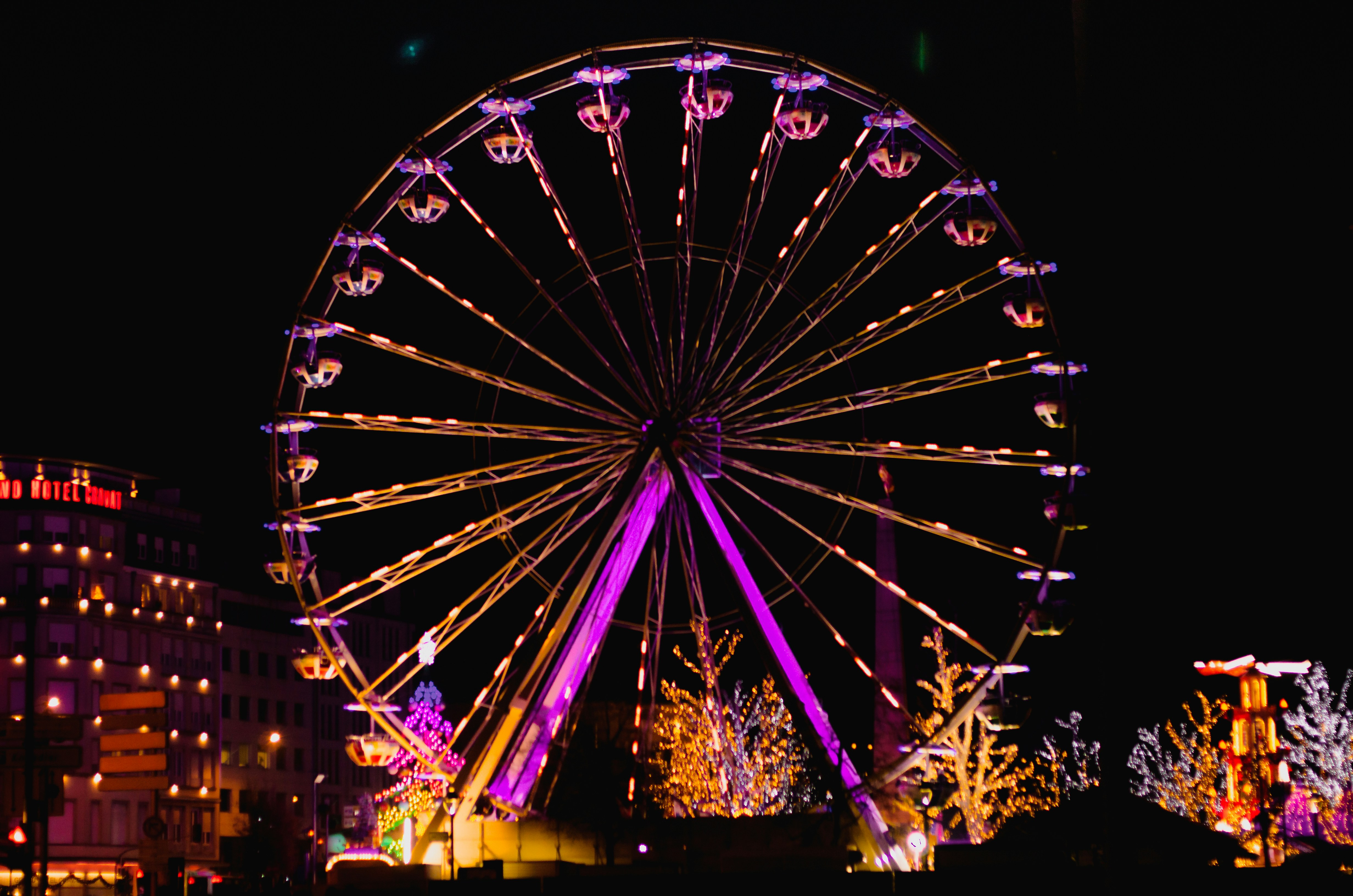 una ruota panoramica illuminata ai mercatini natalizi in Lussemburgo