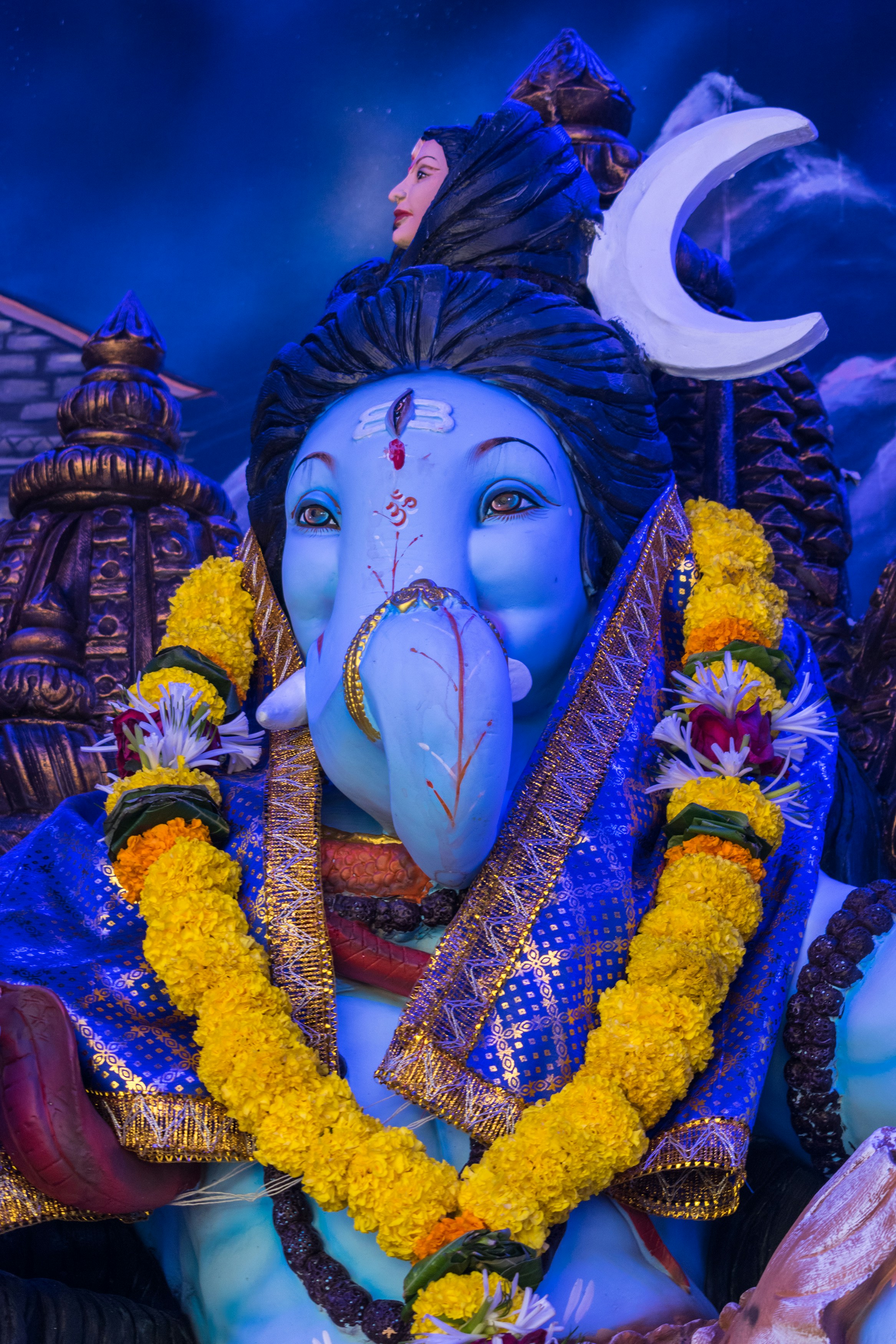 額に三日月を持つヒンドゥー教の神の像の写真 – Unsplashの